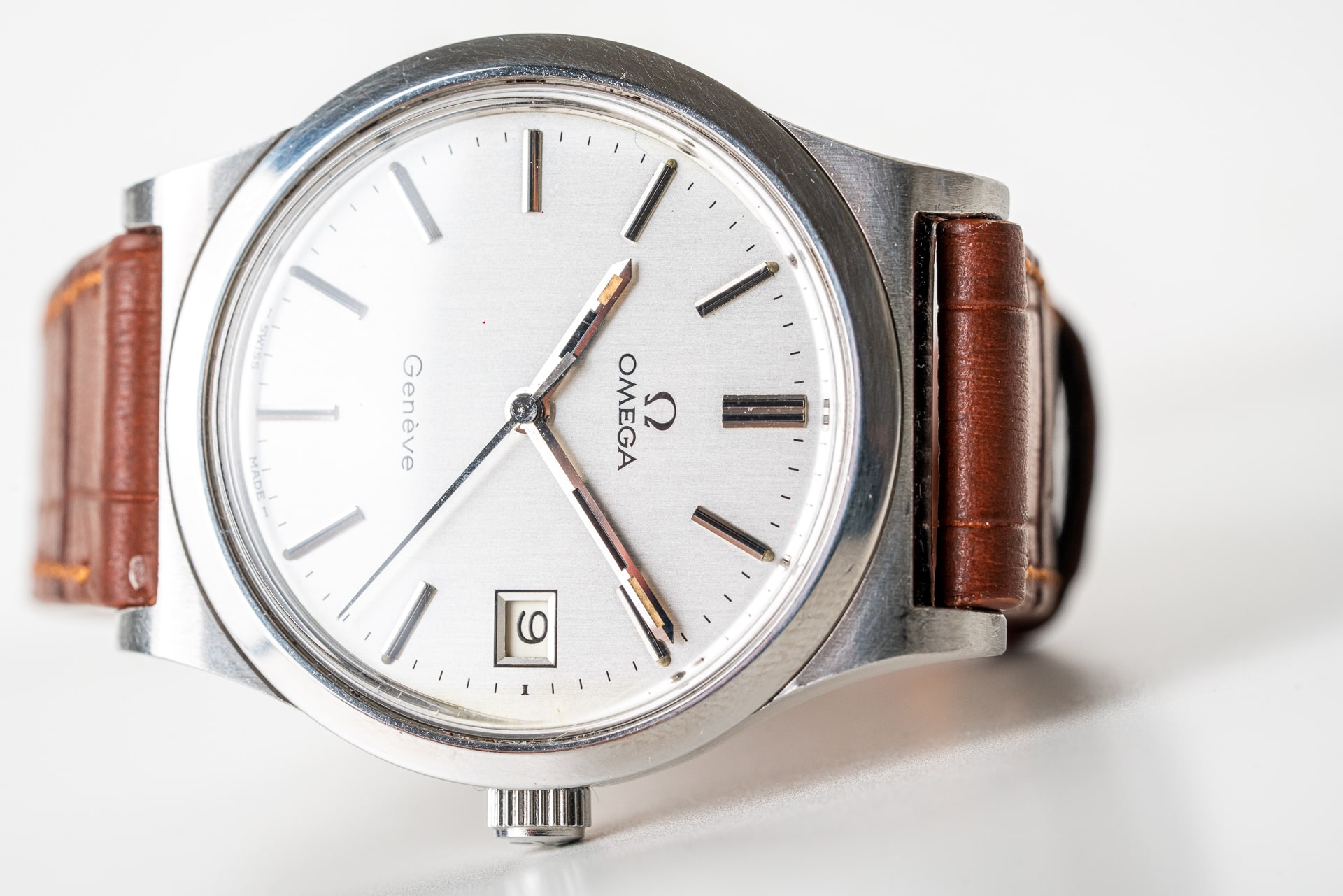 Vintage Omega Genève 136.0102 brushed silver dial watch