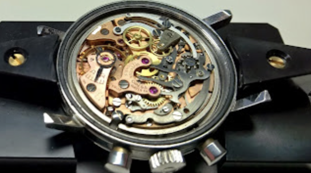Schermafbeelding 2022-10-12 om 23.59.38 Omega Seamaster 321 chronograph reverse panda 145.005-67 movement