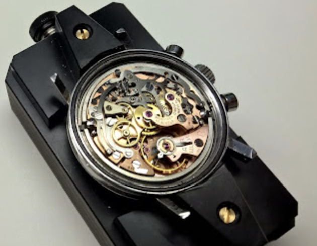 Schermafbeelding 2022-10-12 om 23.59.47 Omega Seamaster 321 chronograph reverse panda 145.005-67 movement