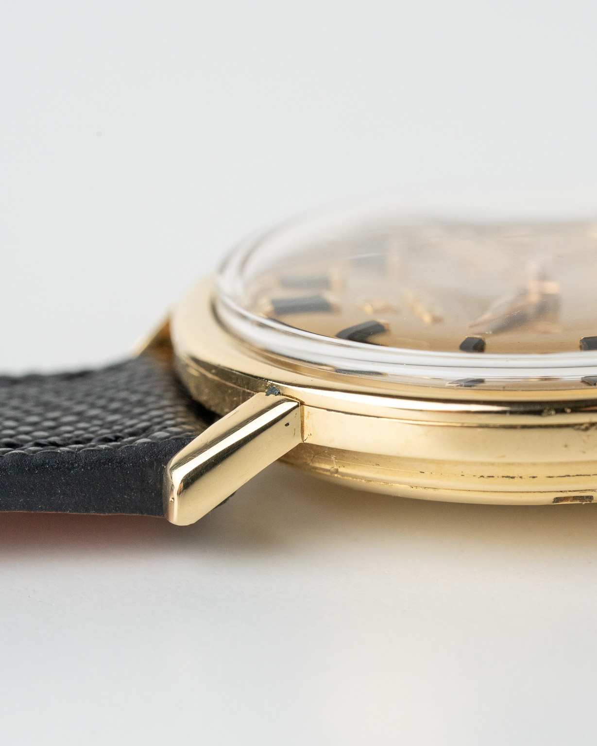 Vintage Omega Constellation 18k Onyx Date 168.004/14 from 1966 case side