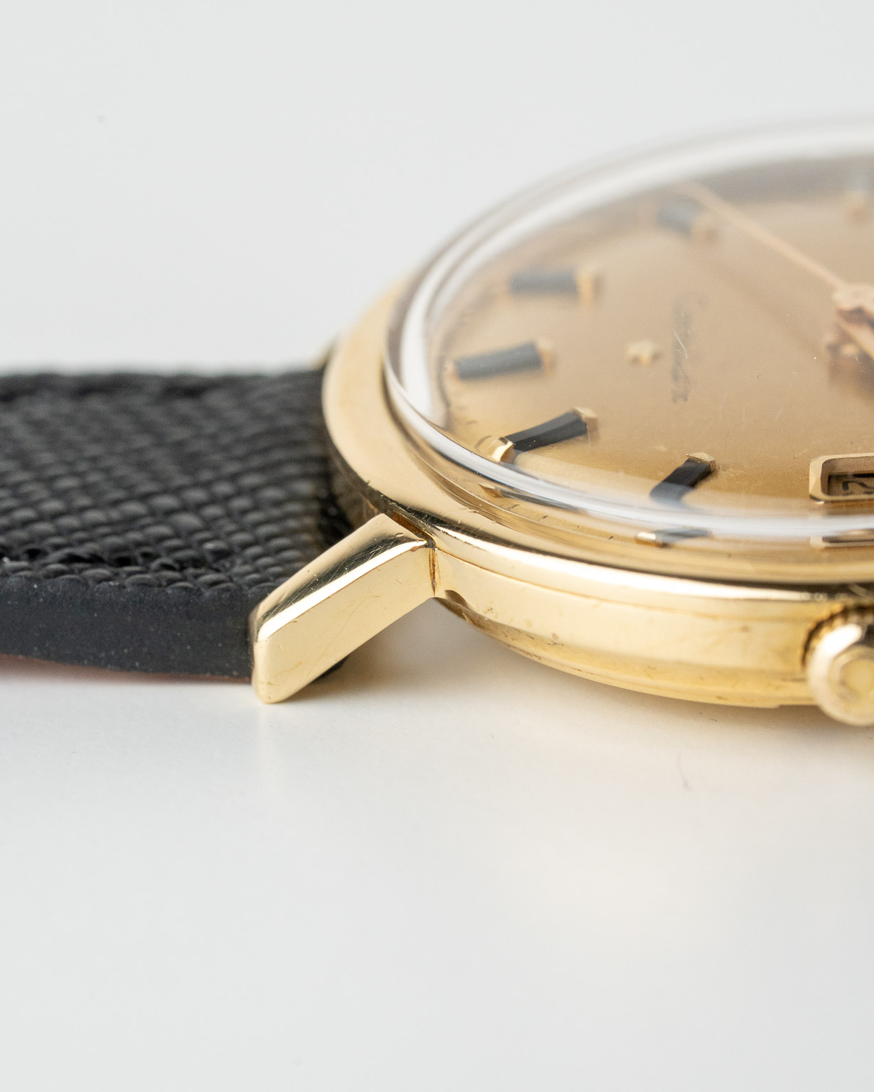 Vintage Omega Constellation 18k Onyx Date 168.004/14 from 1966 case side