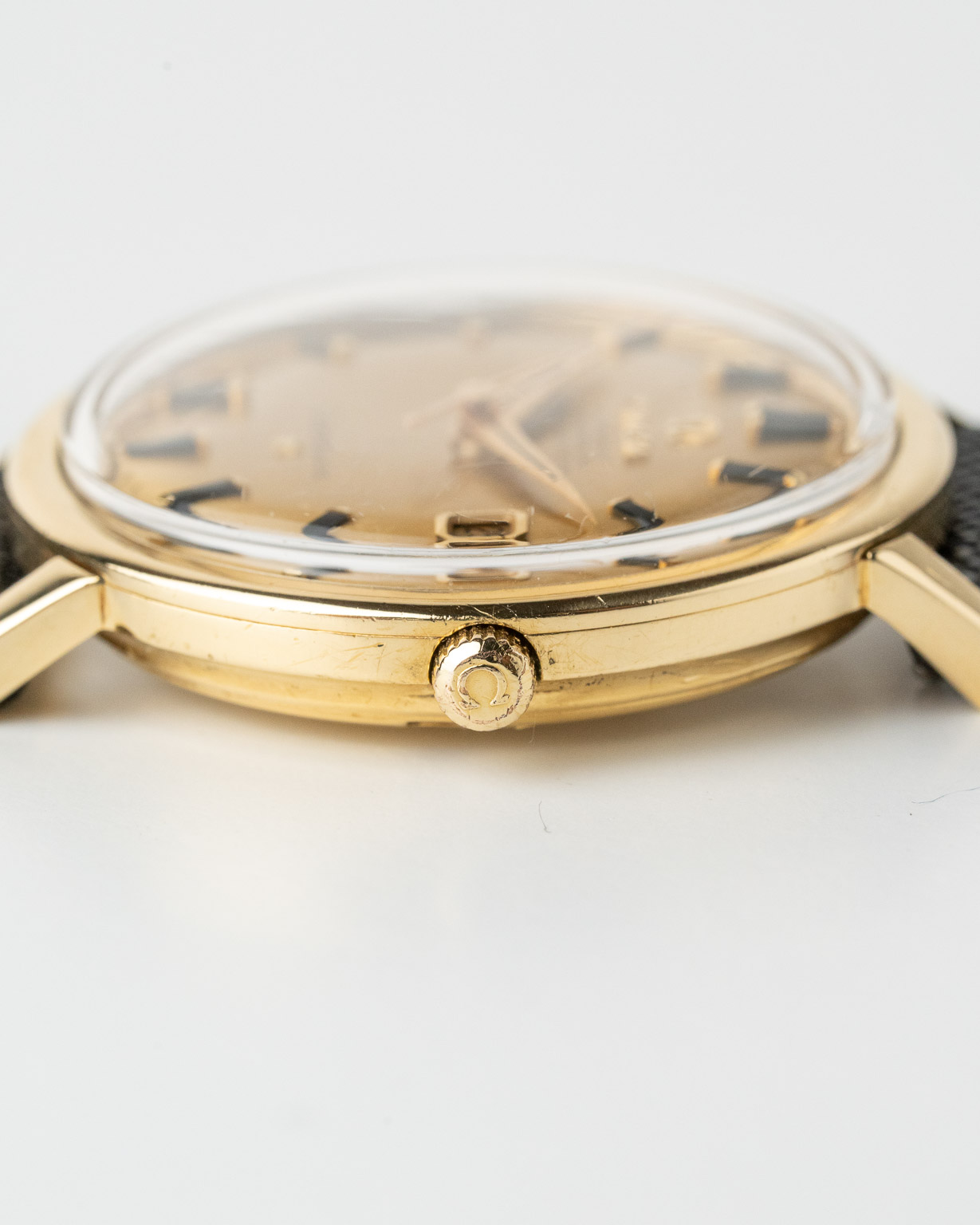 Vintage Omega Constellation 18k Onyx Date 168.004/14 from 1966 crown