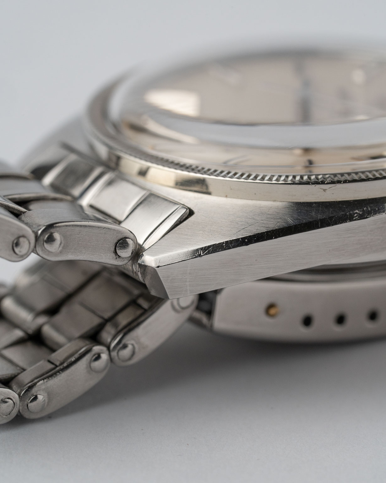 Vintage Omega Constellation C-shape date with a white dial and Omega bracelet 168.027 from 1968 watch lugs