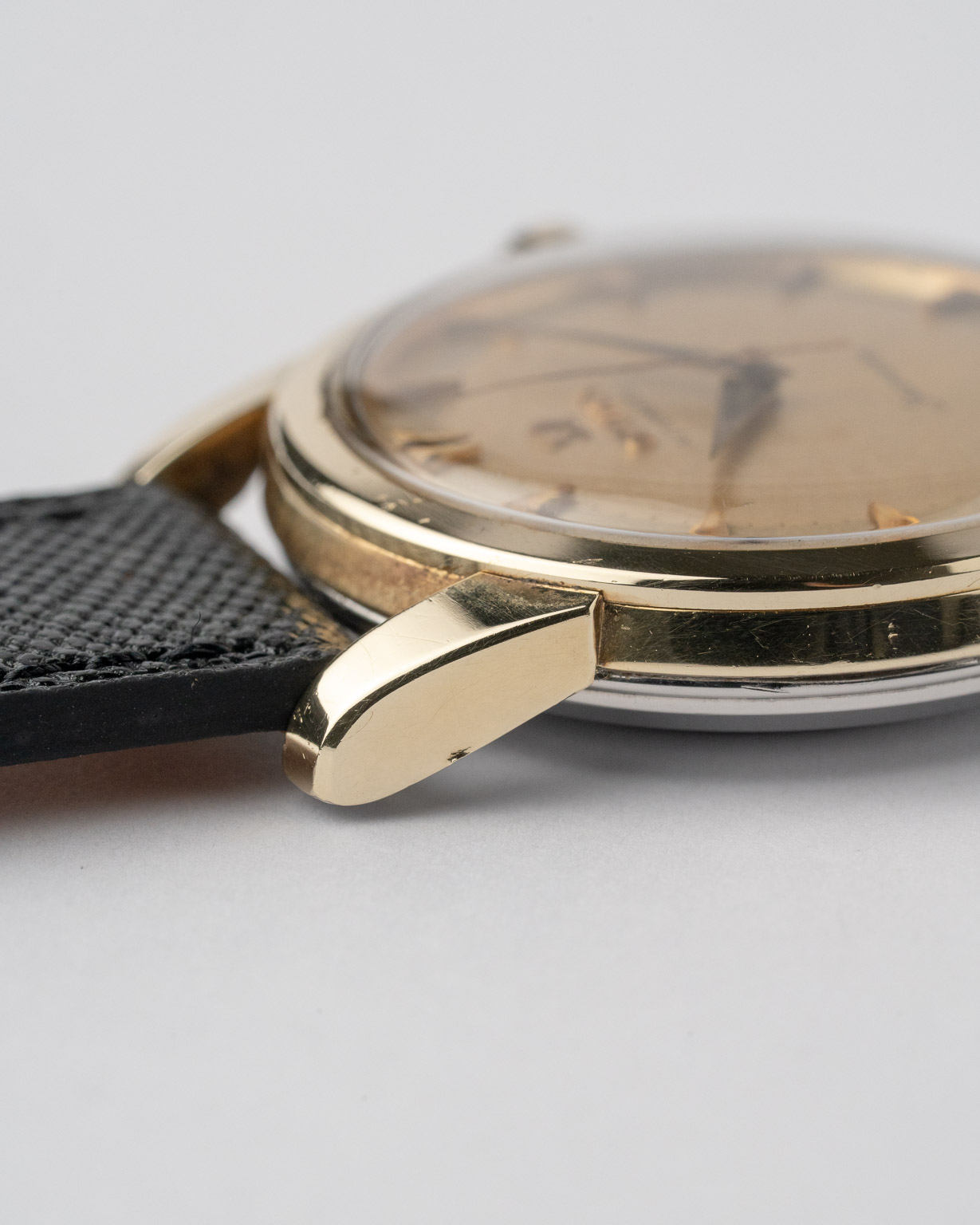 Vintage Omega Seamaster with beefy lugs gold capped 2846-10SC from 1966 watch lug side