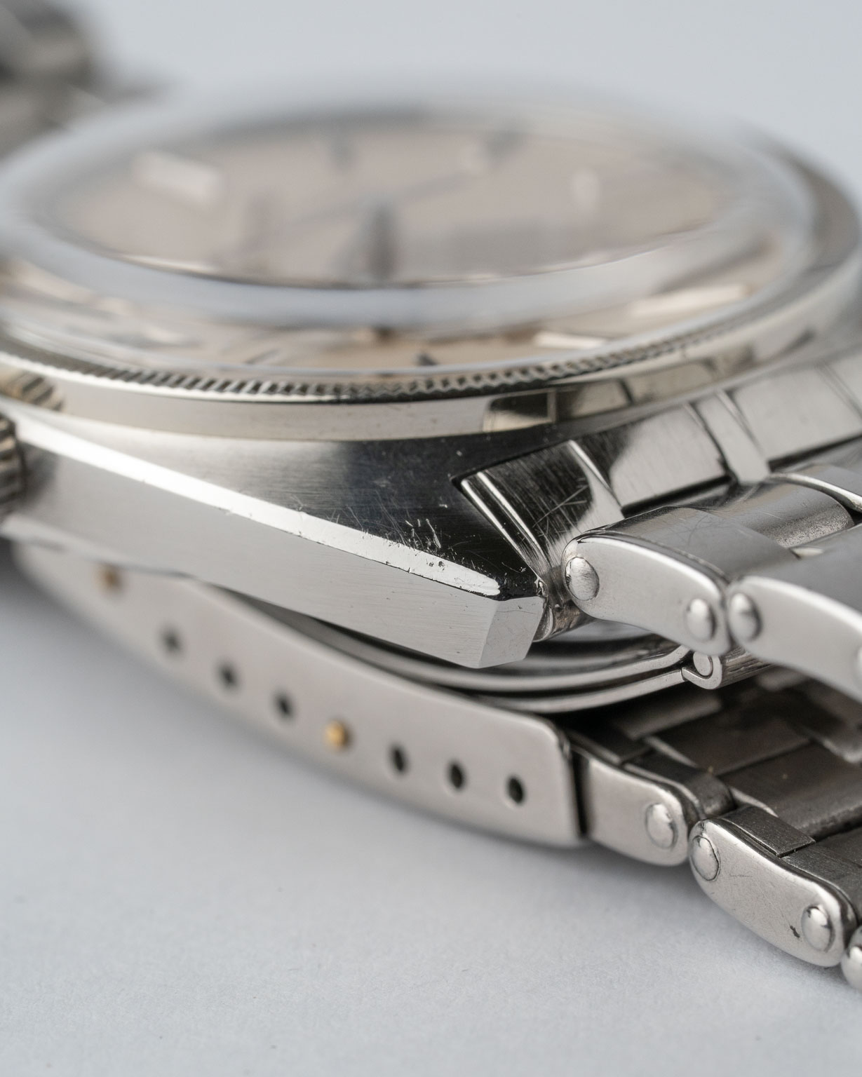 Vintage Omega Constellation C-shape date with a white dial and Omega bracelet 168.027 from 1968 watch lug