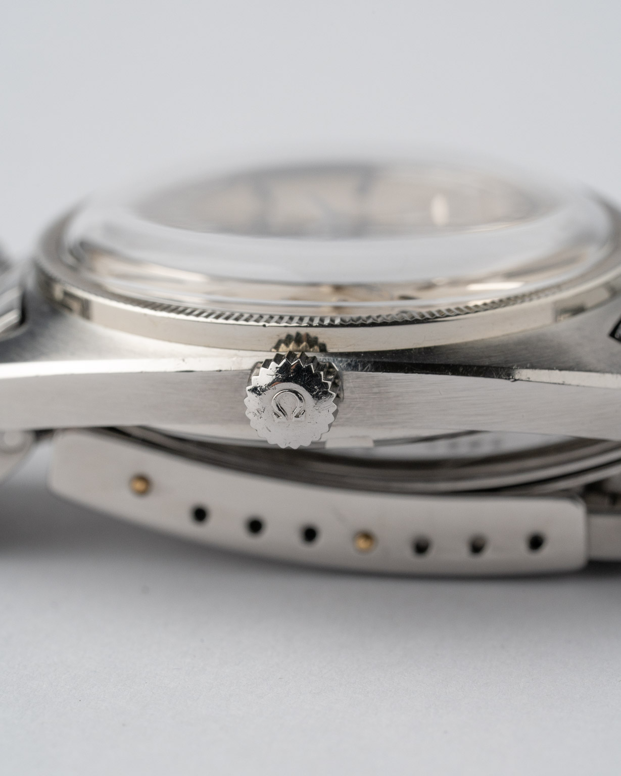 Vintage Omega Constellation C-shape date with a white dial and Omega bracelet 168.027 from 1968 watch crown