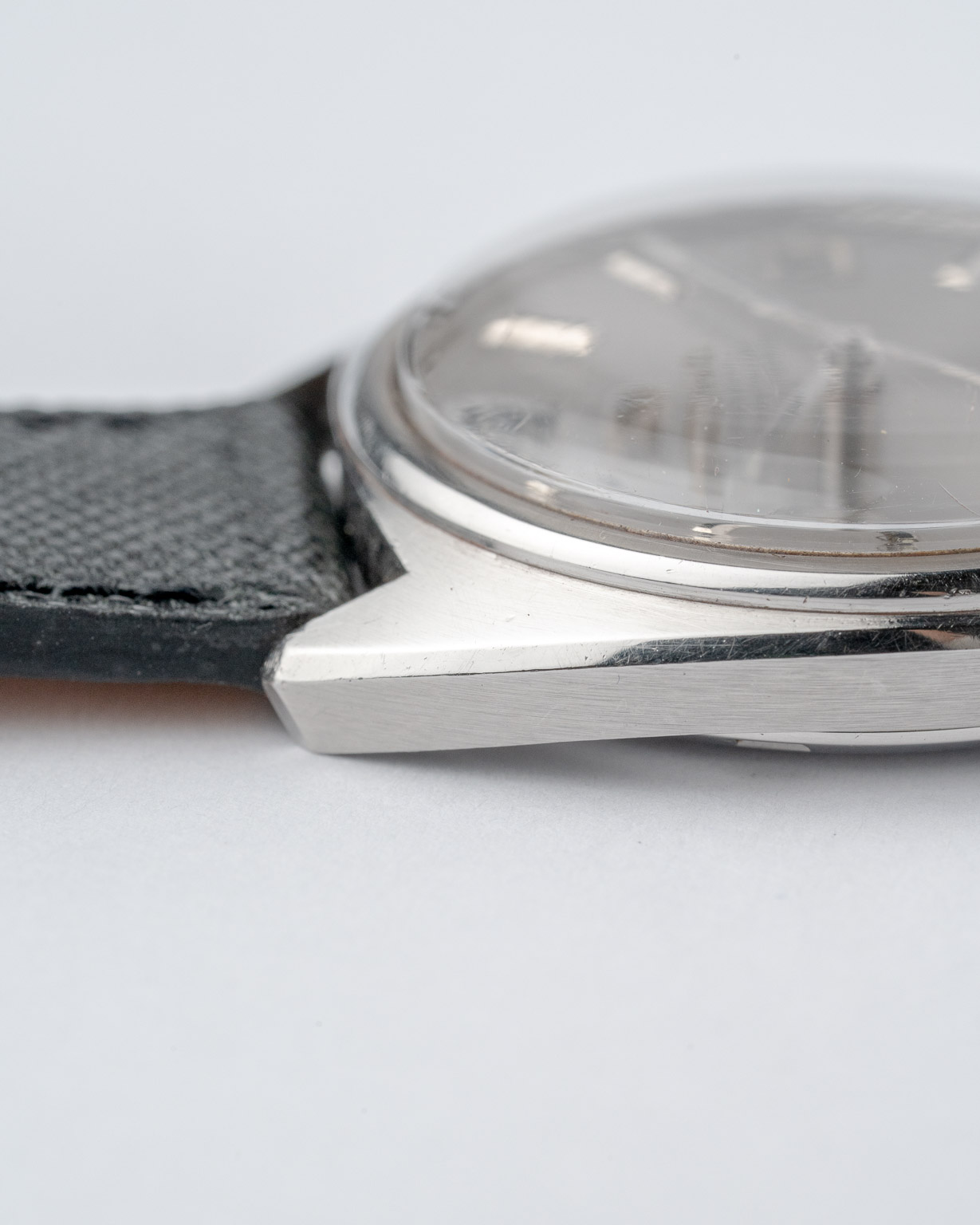 Vintage Omega Constellation C-shape date with a grey dial 168.017 from 1969 watch lug