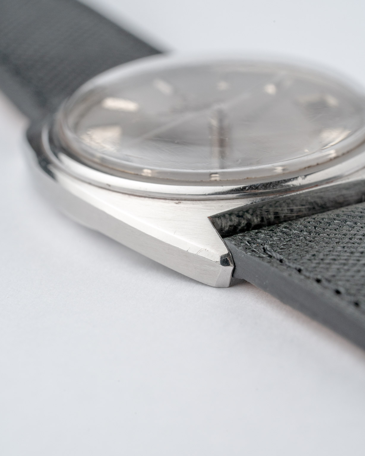 Vintage Omega Constellation C-shape date with a grey dial 168.017 from 1969 watch lug and side