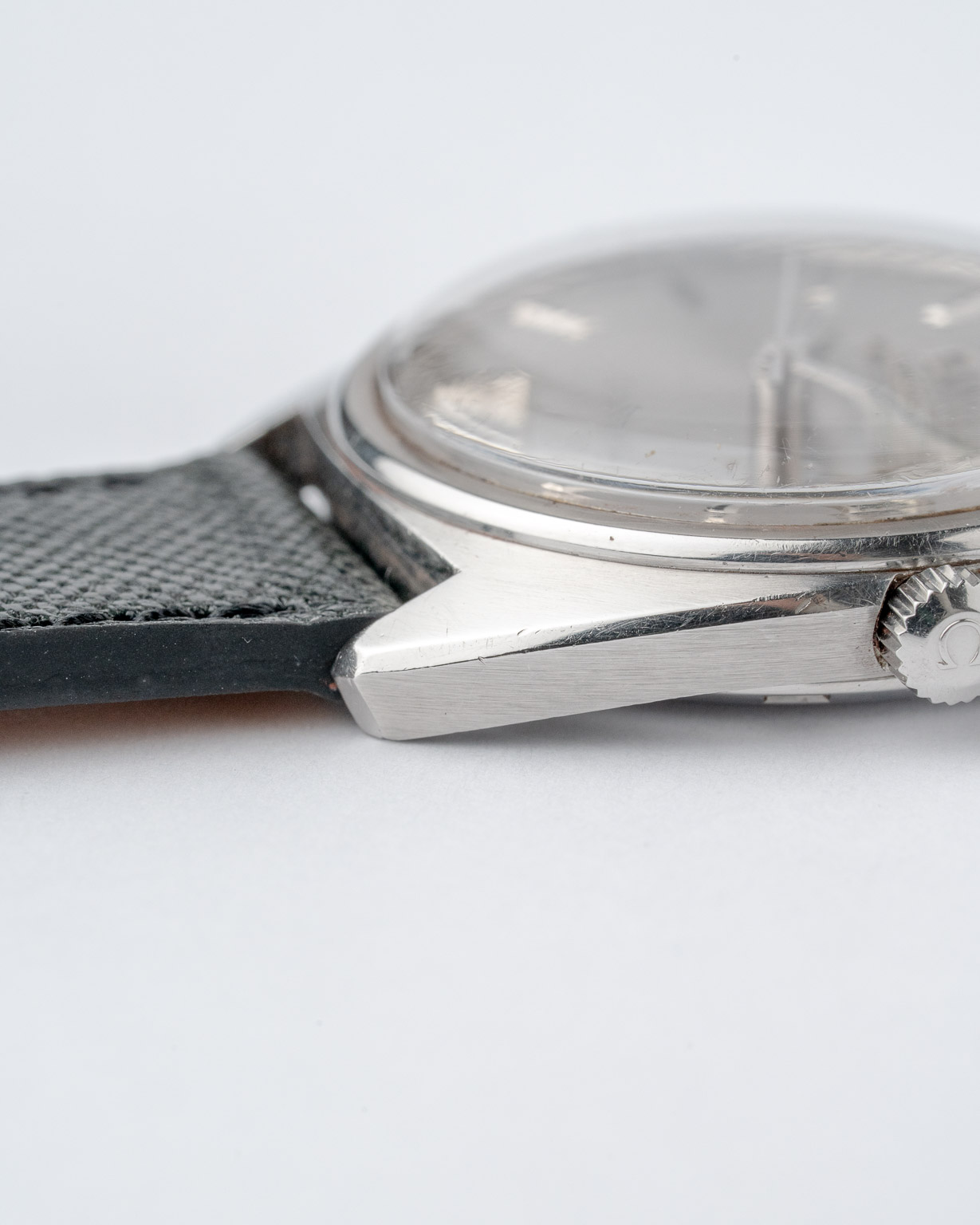 Vintage Omega Constellation C-shape date with a grey dial 168.017 from 1969 watch lug and crown