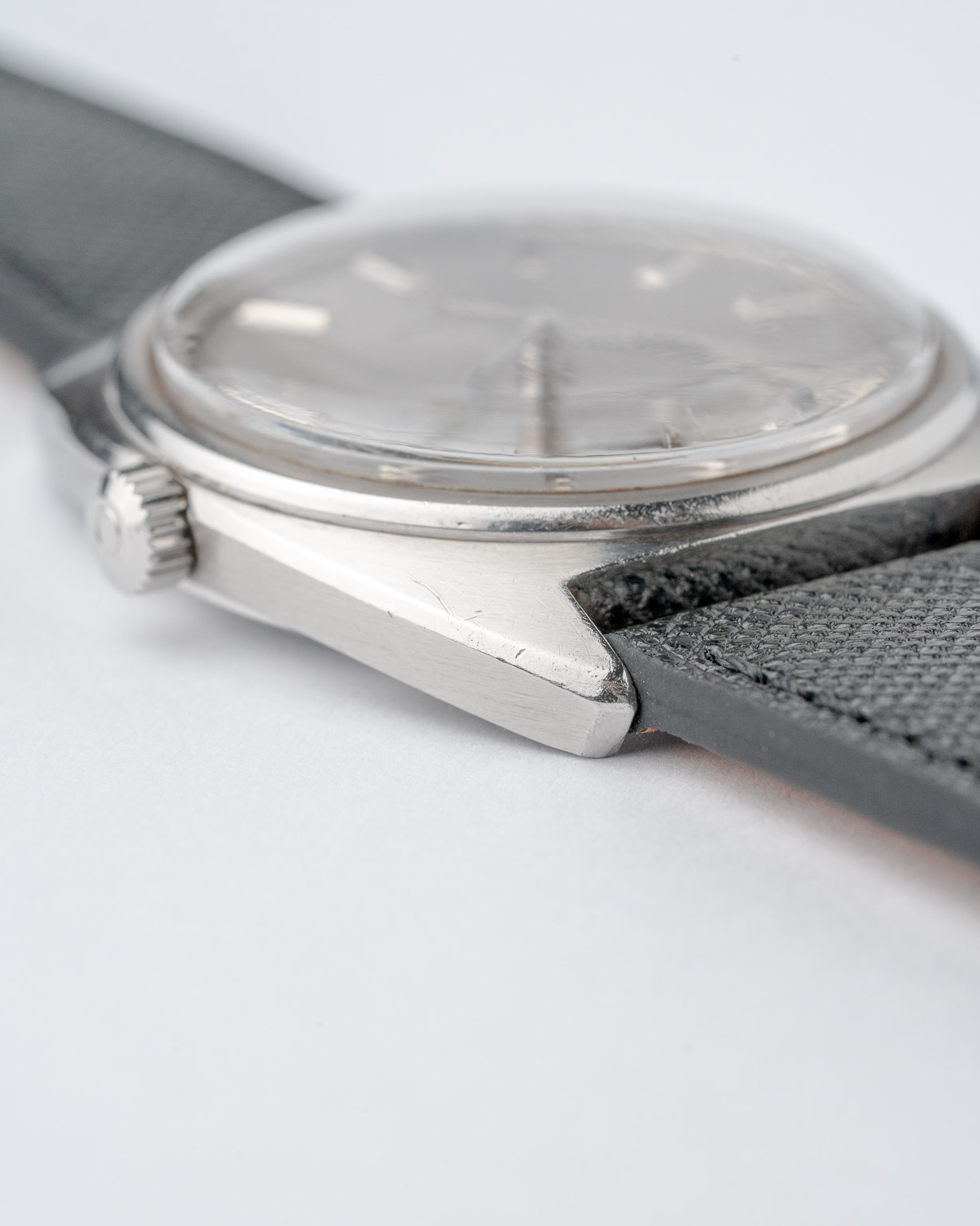 Vintage Omega Constellation C-shape date with a grey dial 168.017 from 1969 watch crown and lug