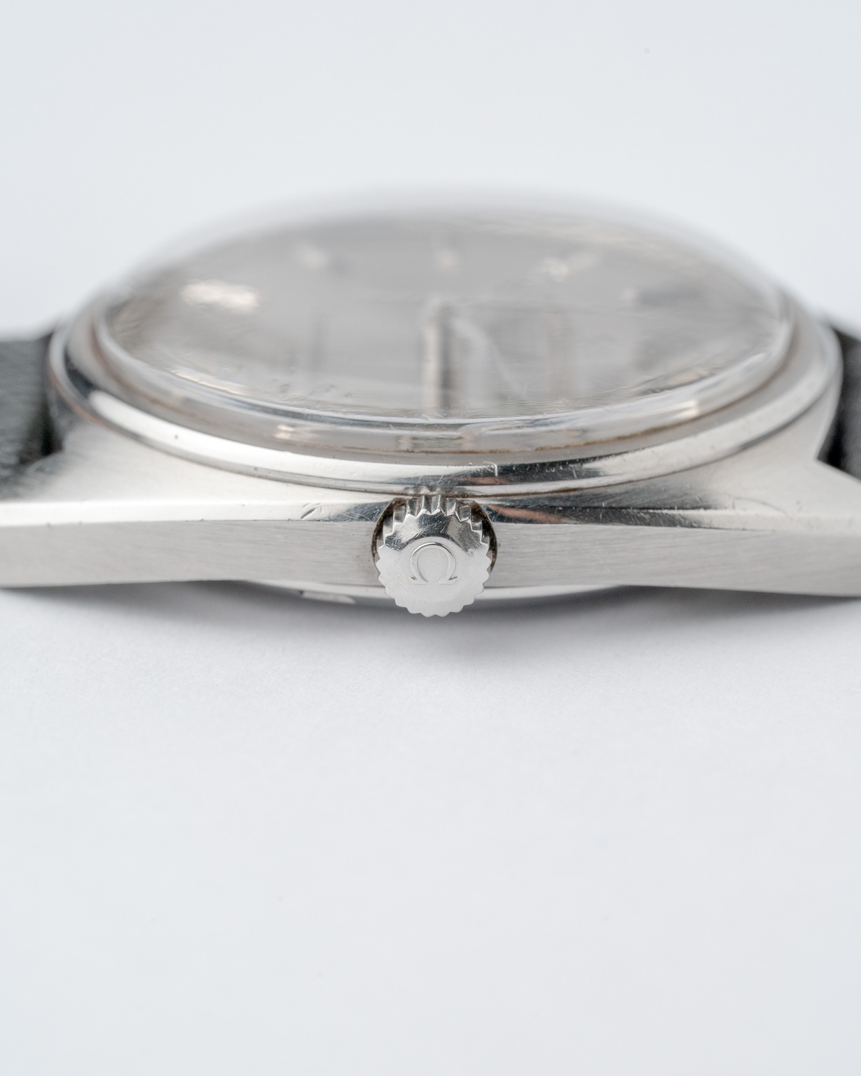 Vintage Omega Constellation C-shape date with a grey dial 168.017 from 1969 watch crown