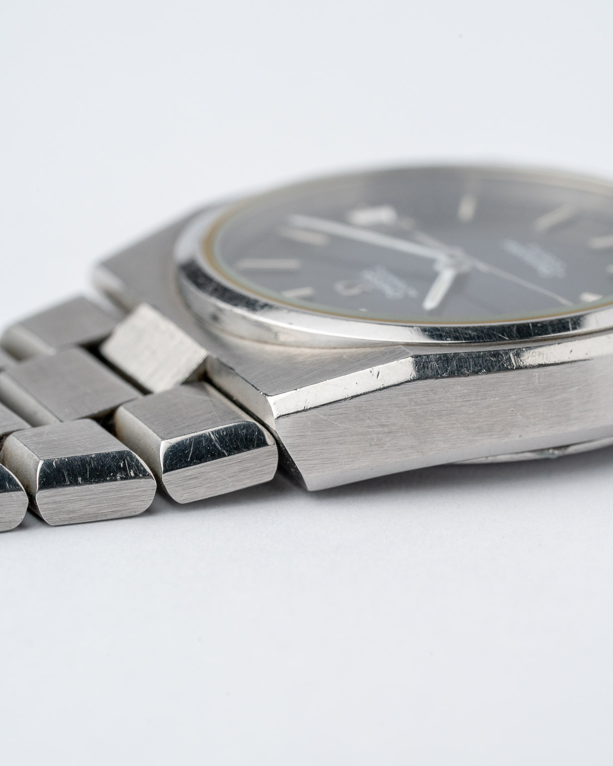 Vintage Omega Seamaster Cosmic with integrated bracelet 166.0195/366.0838 from 1974 watch lug chamfer