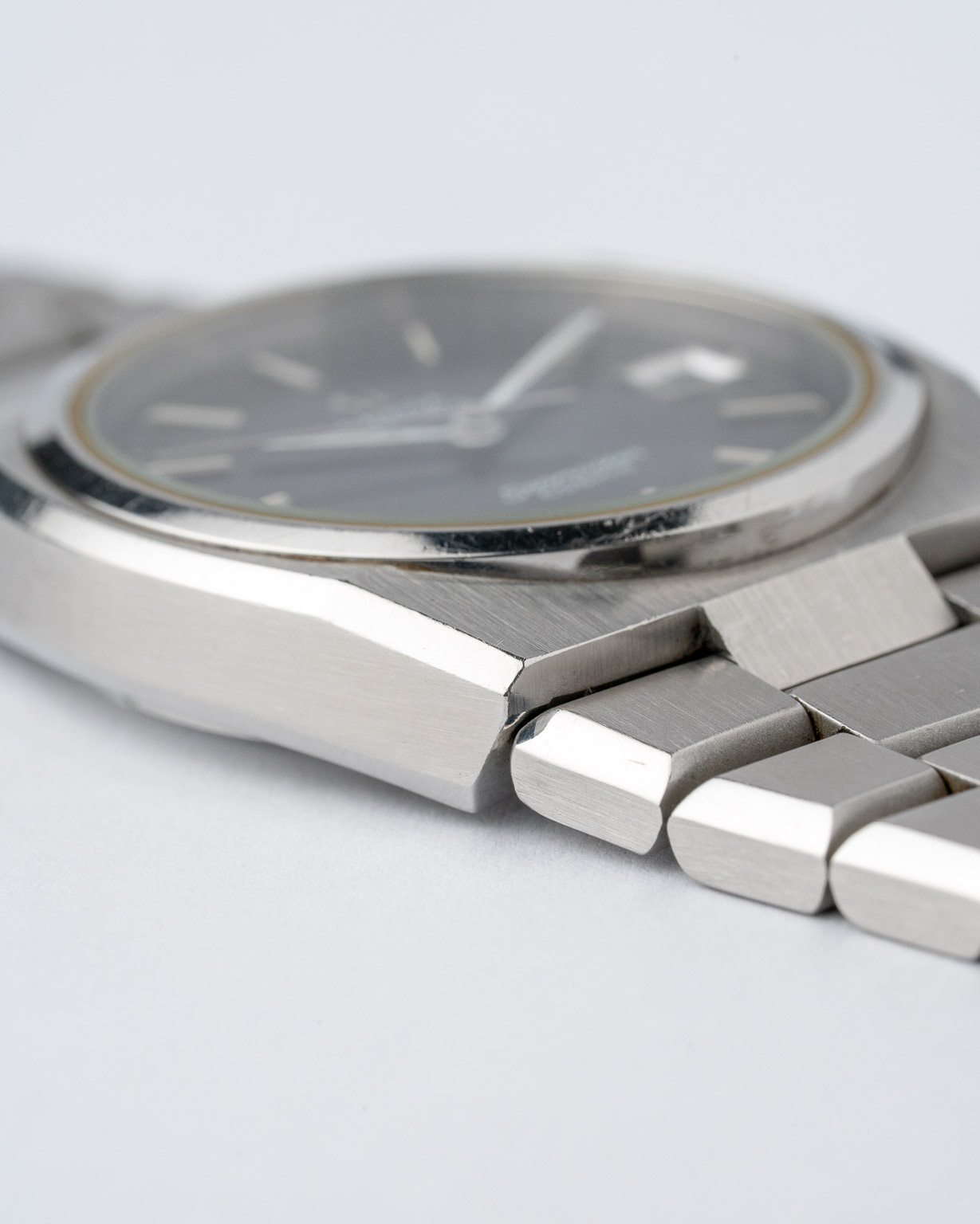 Vintage Omega Seamaster Cosmic with integrated bracelet 166.0195/366.0838 from 1974 watch lugs