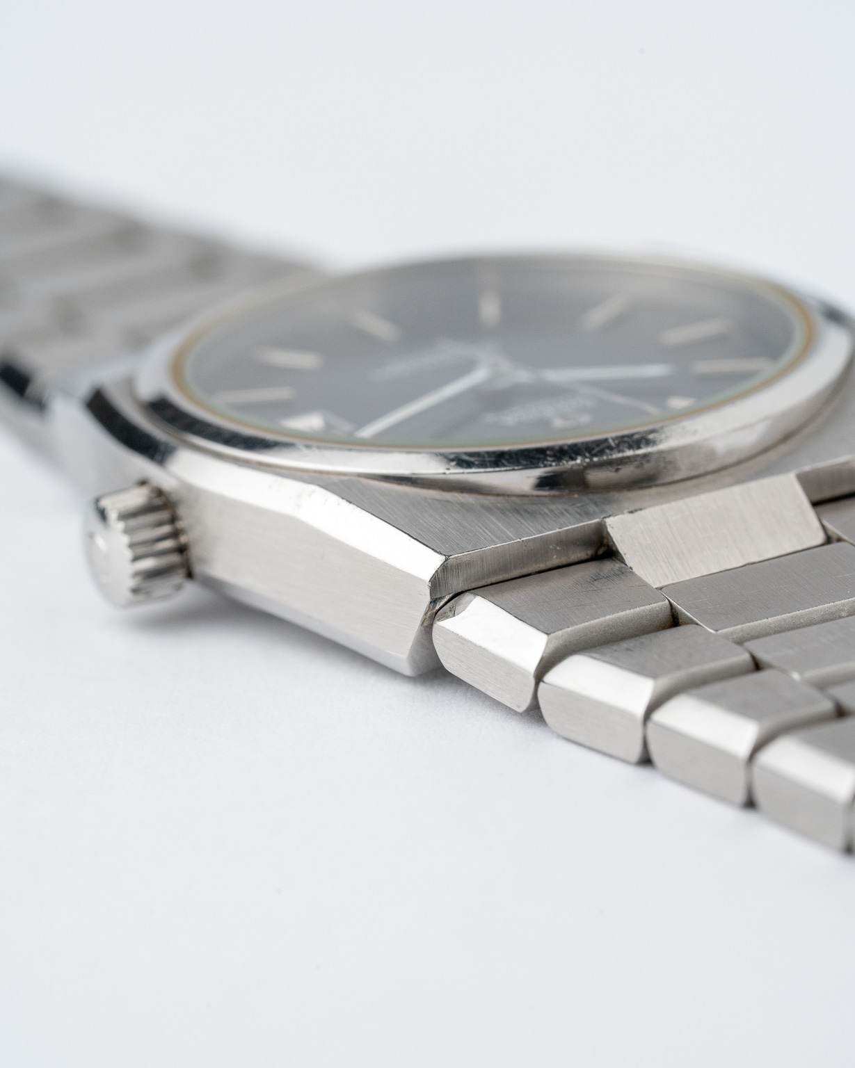 Vintage Omega Seamaster Cosmic with integrated bracelet 166.0195/366.0838 from 1974 watch crown and lug