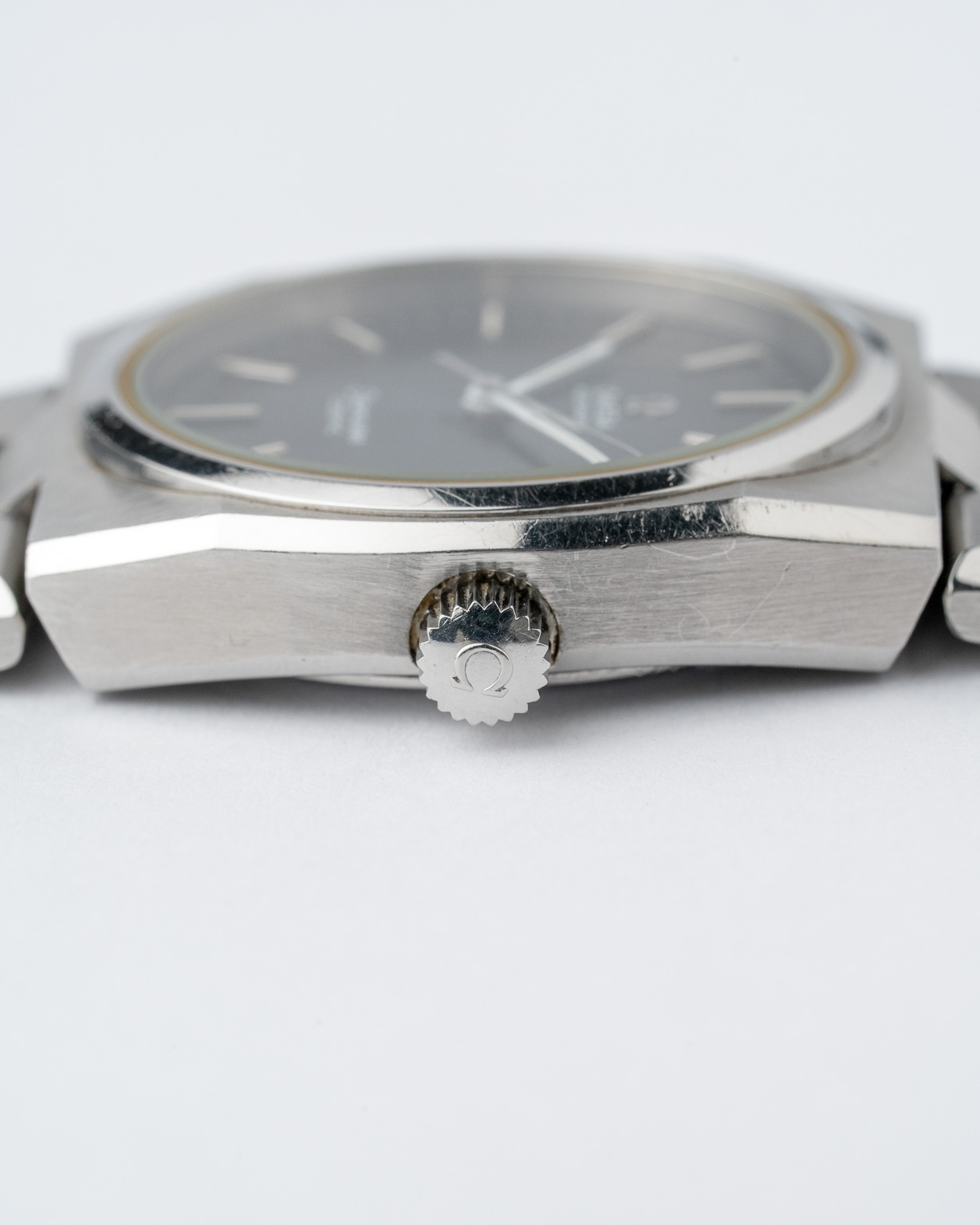 Vintage Omega Seamaster Cosmic with integrated bracelet 166.0195/366.0838 from 1974 watch crown