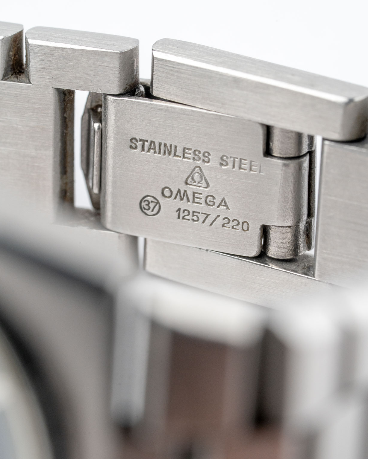 Vintage Omega Seamaster Cosmic with integrated bracelet 166.0195/366.0838 from 1974 watch clasp