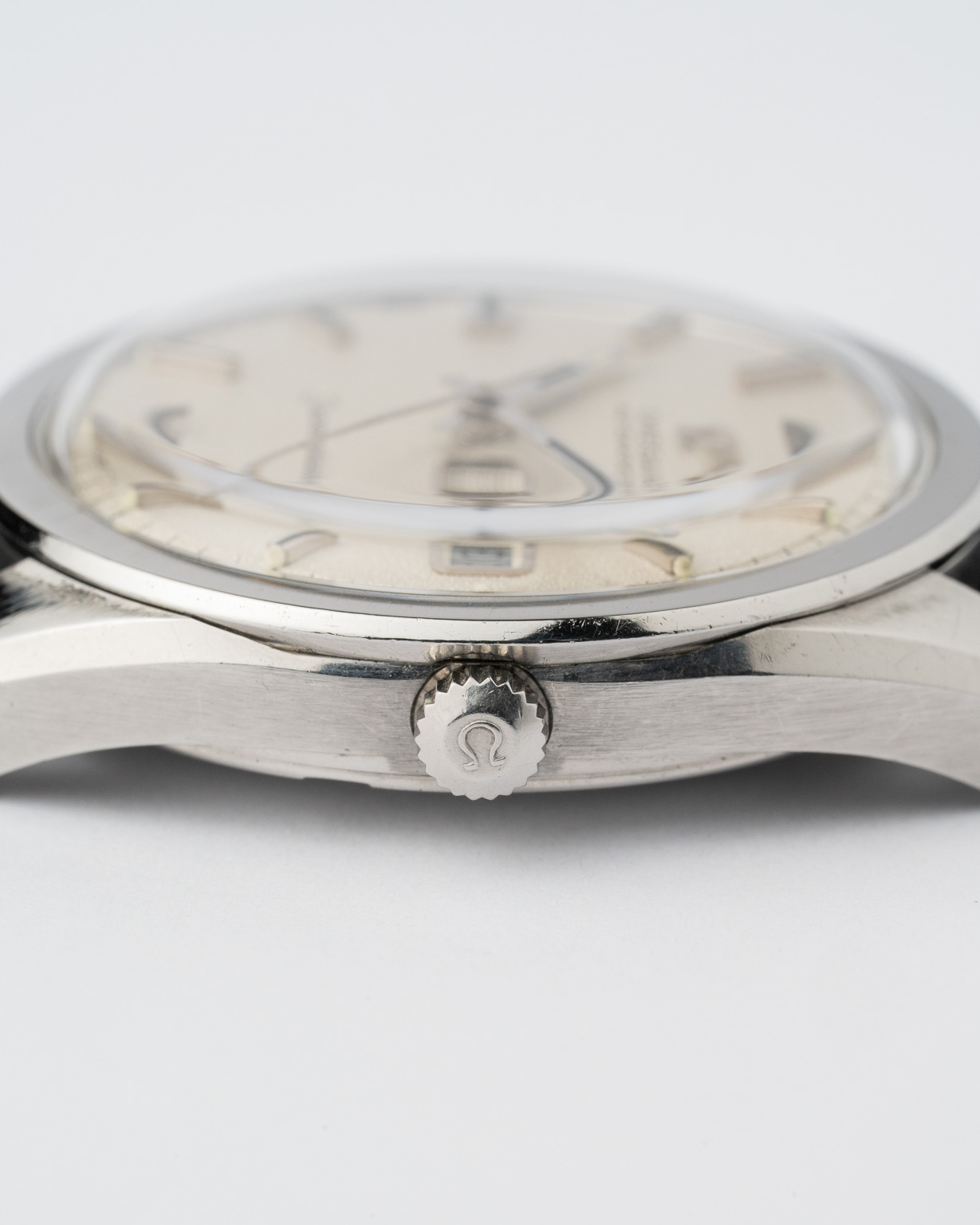 Vintage Omega Seamaster day date with white sparkle dial 168.023 from 1969 watch crown