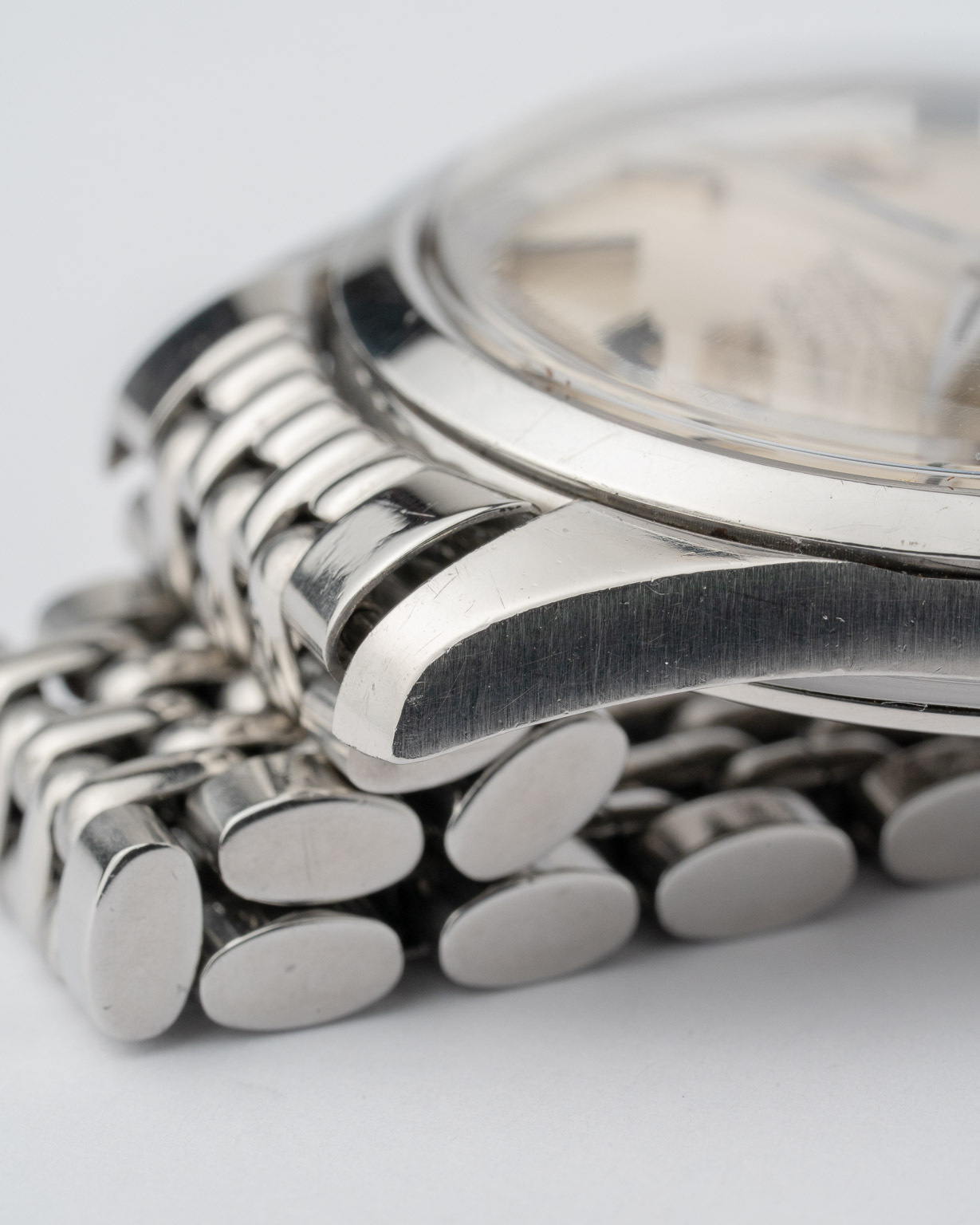 Vintage Omega Seamaster Chronometer date 166.010/168.024 from 1968 watch lug 2