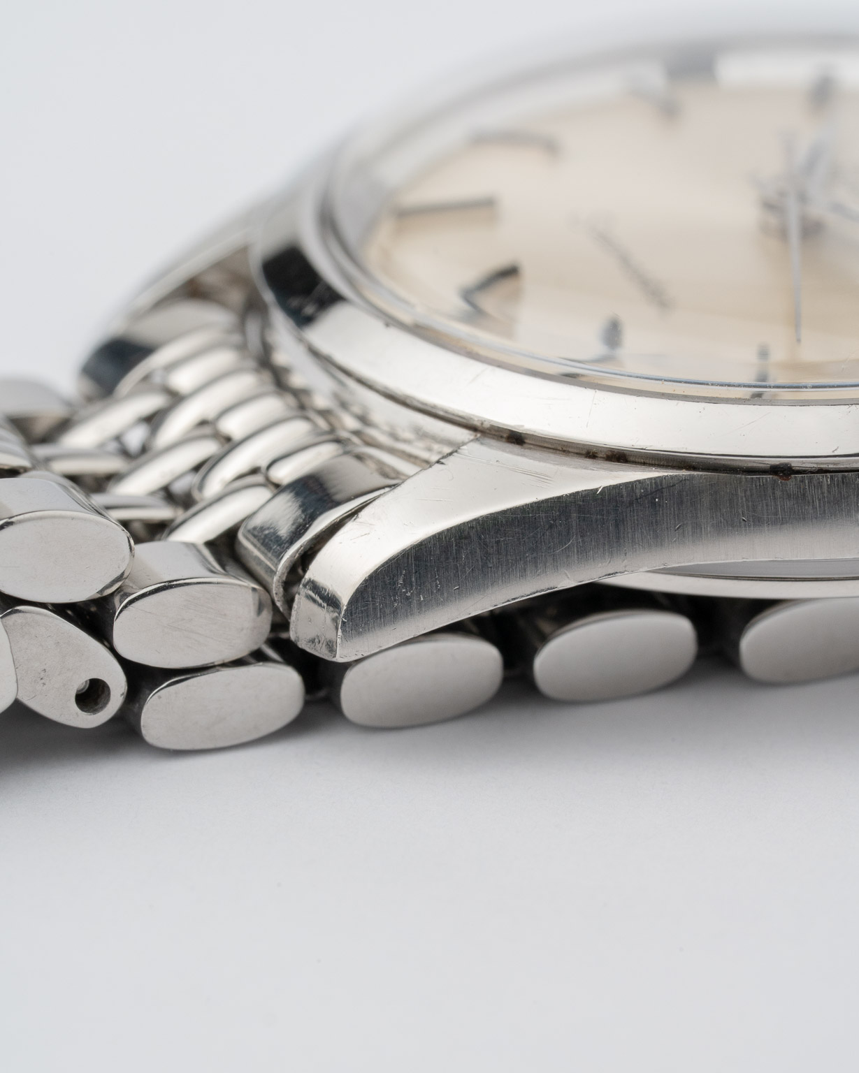 Vintage Omega Seamaster Chronometer date 166.010/168.024 from 1968 watch lug and bezel