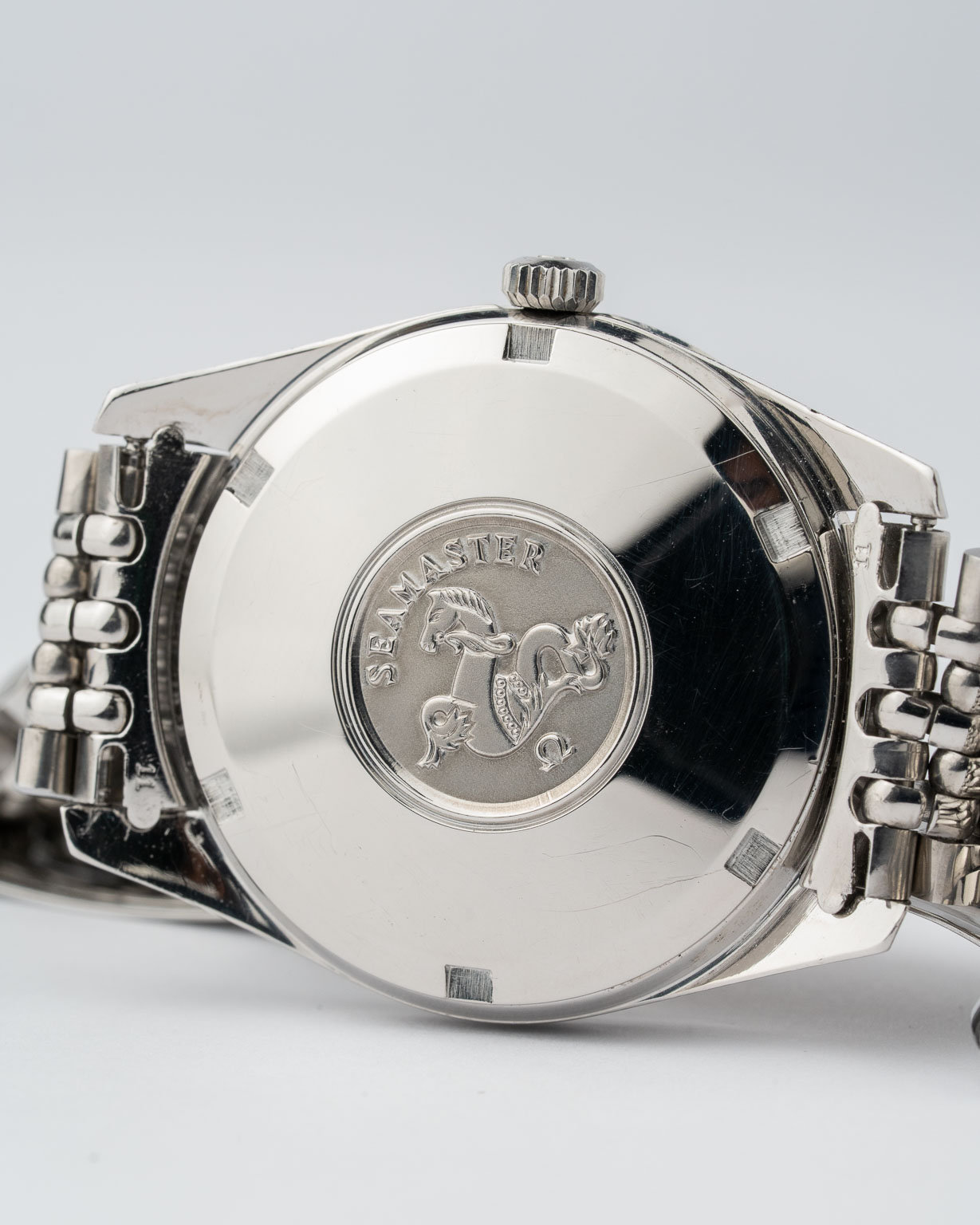 Vintage Omega Seamaster Chronometer date 166.010/168.024 from 1968 watch caseback 2