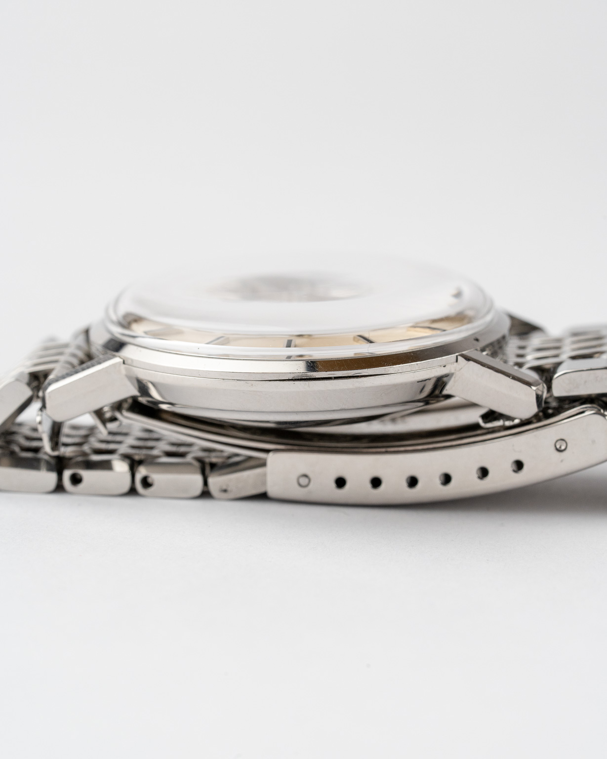 Vintage Omega Seamaster De Ville white dial stainless steel case with BoR Bracelet reference 166.020 from 1963 watch side case