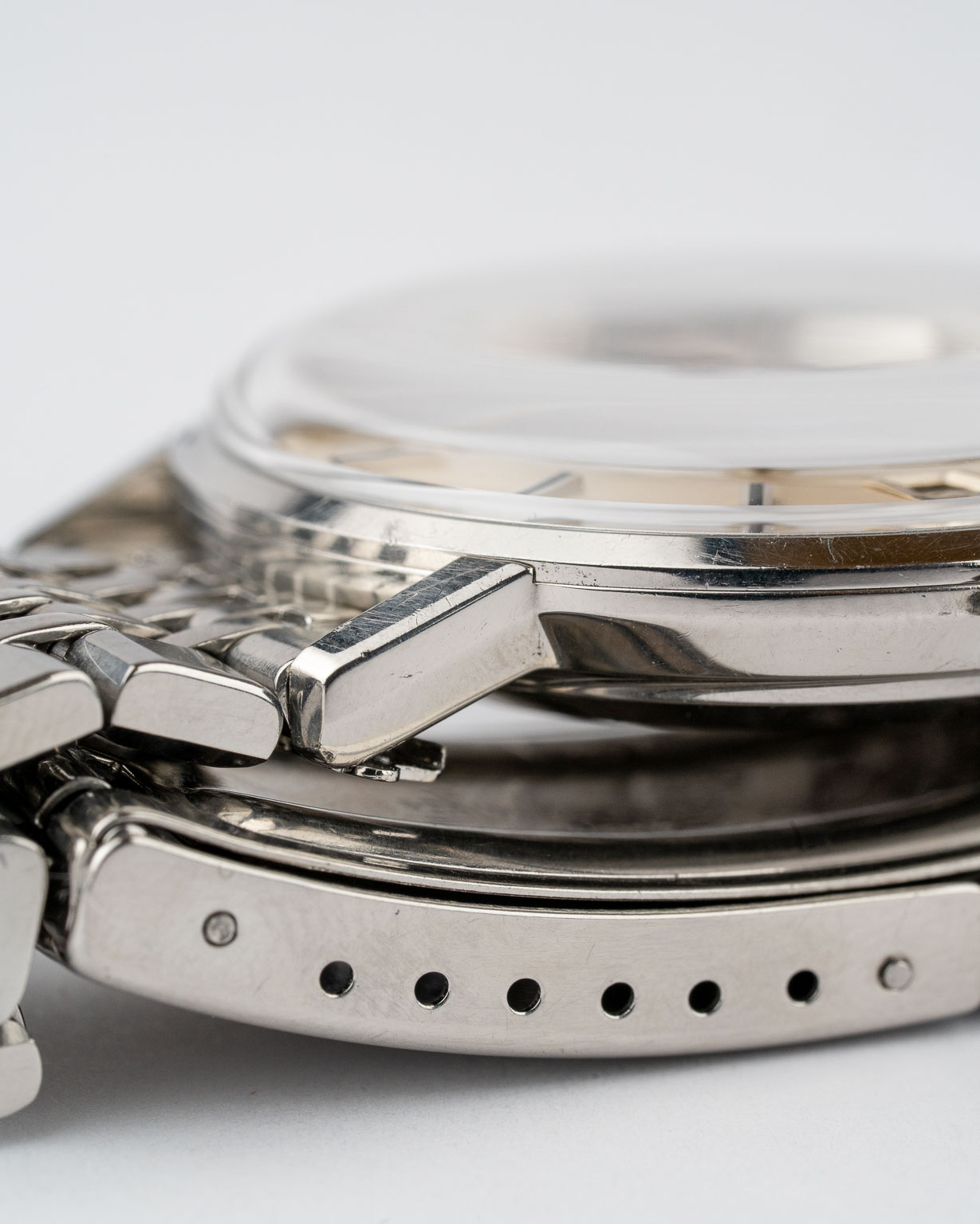 Vintage Omega Seamaster De Ville white dial stainless steel case with BoR Bracelet reference 166.020 from 1963 watch lug and case