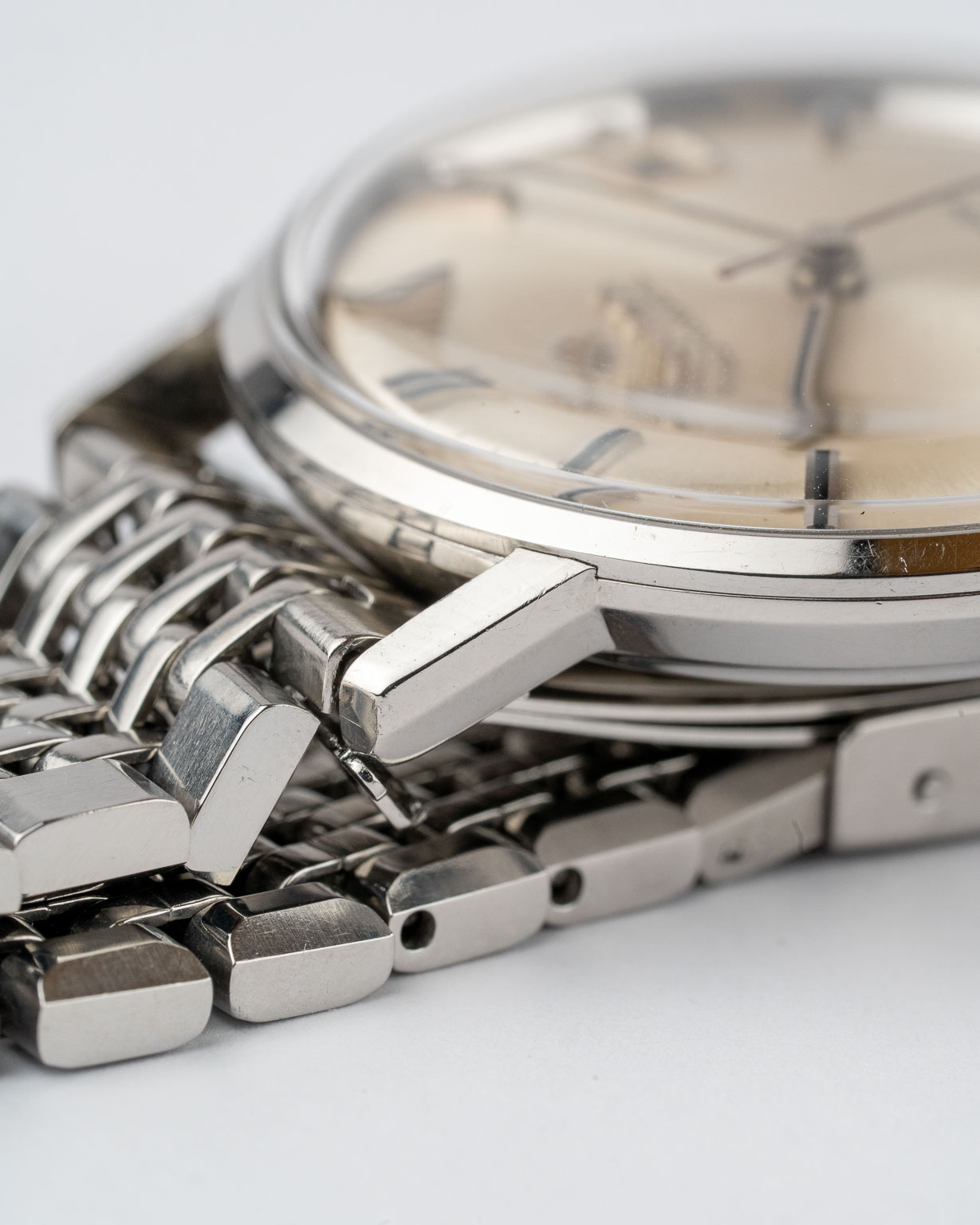 Vintage Omega Seamaster De Ville white dial stainless steel case with BoR Bracelet reference 166.020 from 1963 watch lugs