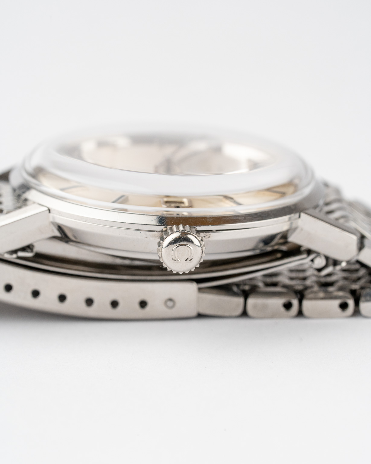 Vintage Omega Seamaster De Ville white dial stainless steel case with BoR Bracelet reference 166.020 from 1963 watch crown