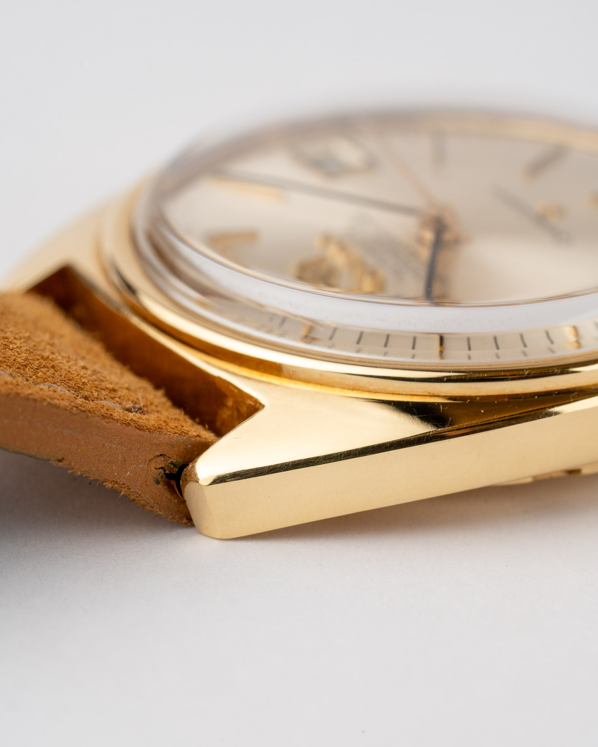 Vintage Omega Constellation C-shape date 18k gold with a white Sunburst dial 168.017 from 1966 watch side case