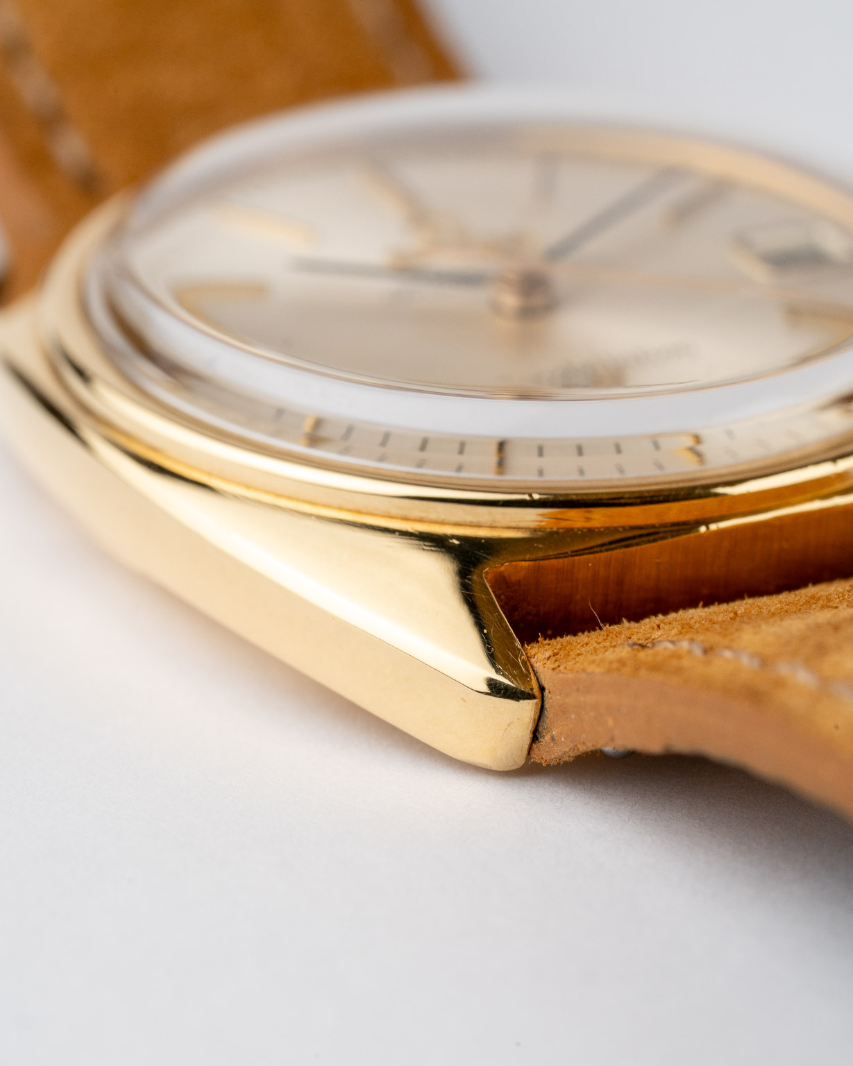 Vintage Omega Constellation C-shape date 18k gold with a white Sunburst dial 168.017 from 1966 watch lug