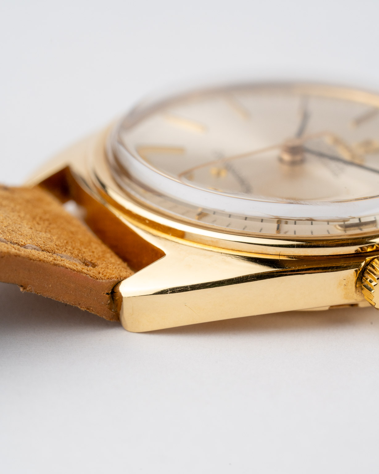 Vintage Omega Constellation C-shape date 18k gold with a white Sunburst dial 168.017 from 1966 watch lugs