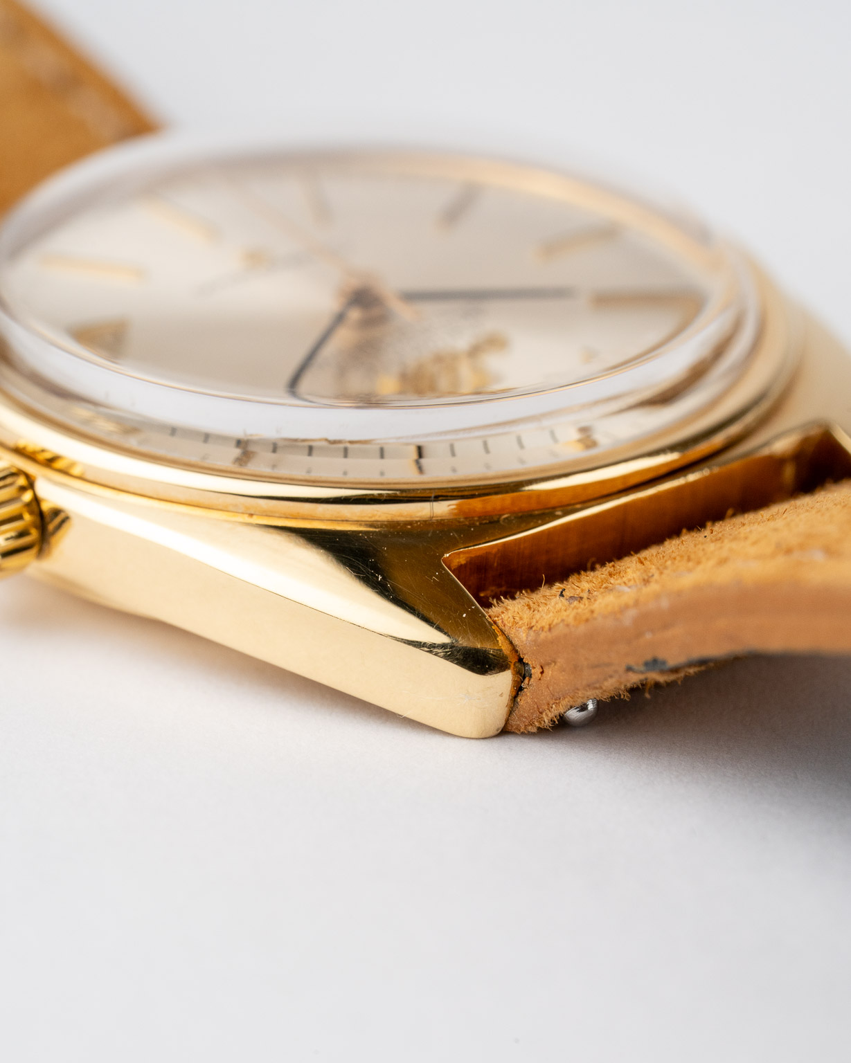 Vintage Omega Constellation C-shape date 18k gold with a white Sunburst dial 168.017 from 1966 watch case