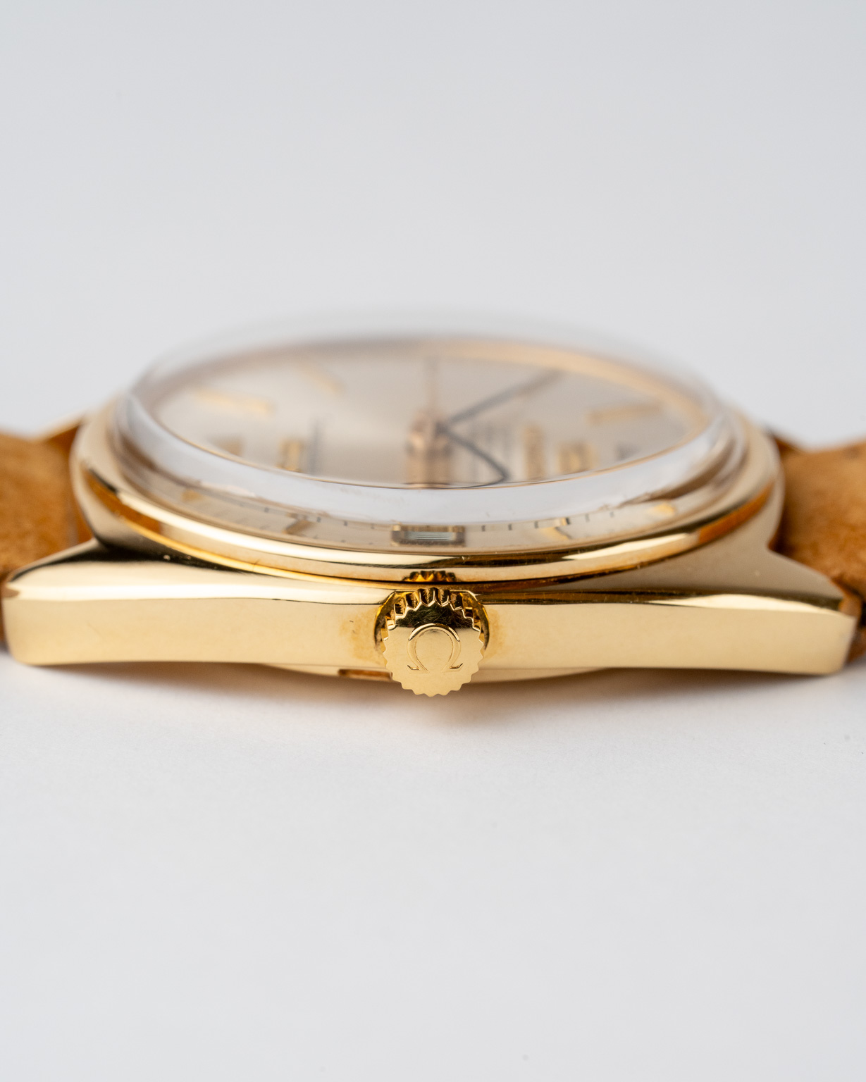 Vintage Omega Constellation C-shape date 18k gold with a white Sunburst dial 168.017 from 1966 watch crown