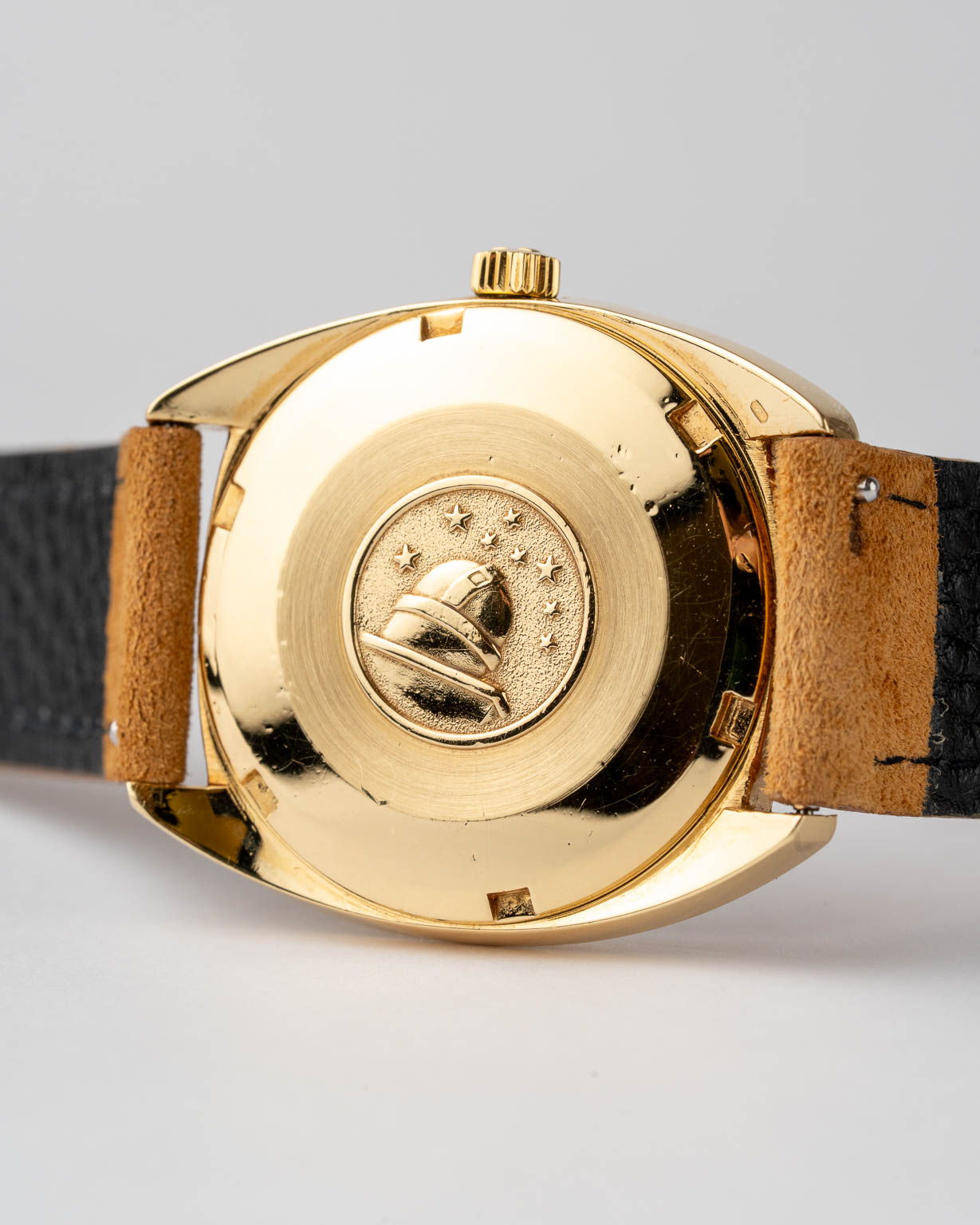 Vintage Omega Constellation C-shape date 18k gold with a white Sunburst dial 168.017 from 1966 watch caseback