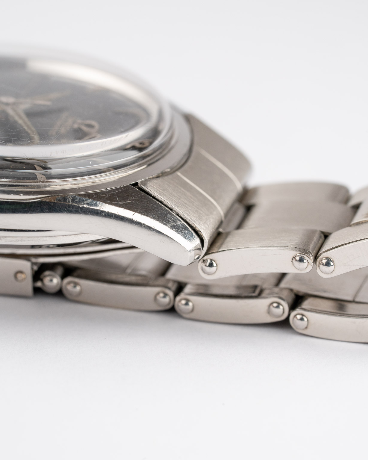 Vintage Omega Seamaster with black dial with patina in steel reference 2869 with steel bracelet from 1956 watch lug