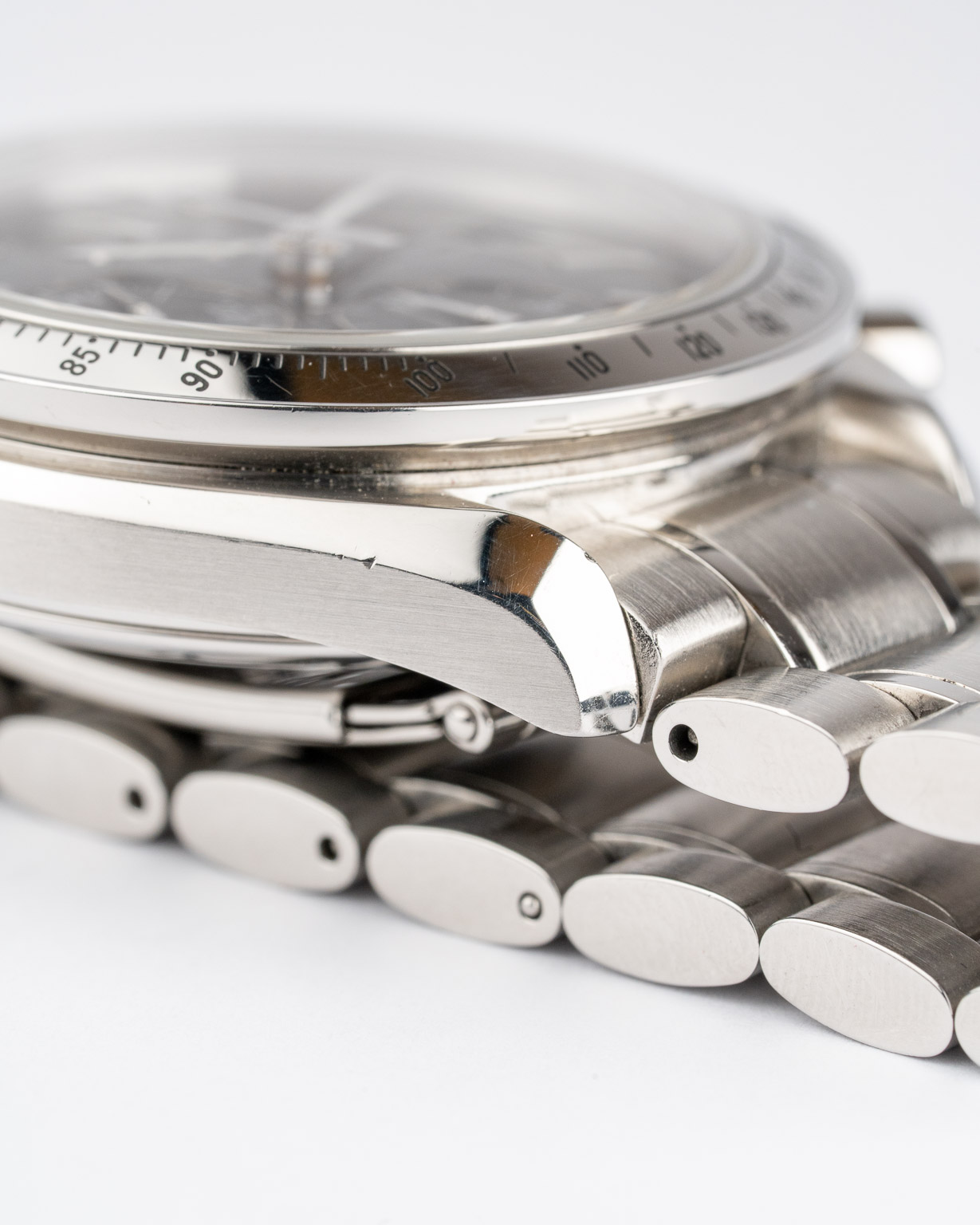 Vintage Omega Speedmaster Reduced Date black dial 3513.50 from 1998 watch lugs