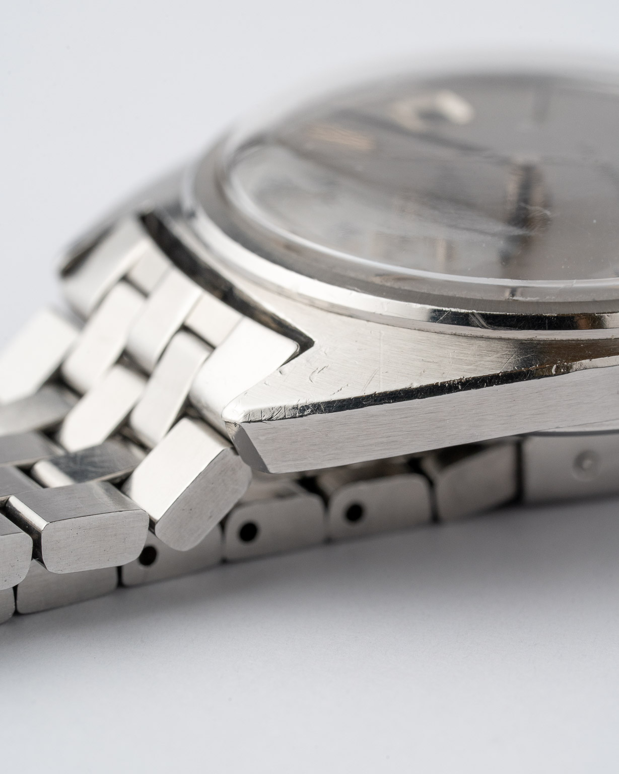 Vintage Omega Constellation C-shape date stainless steel with a grey linen dial with brick bracelet 168.017 from 1966 watch bracelet