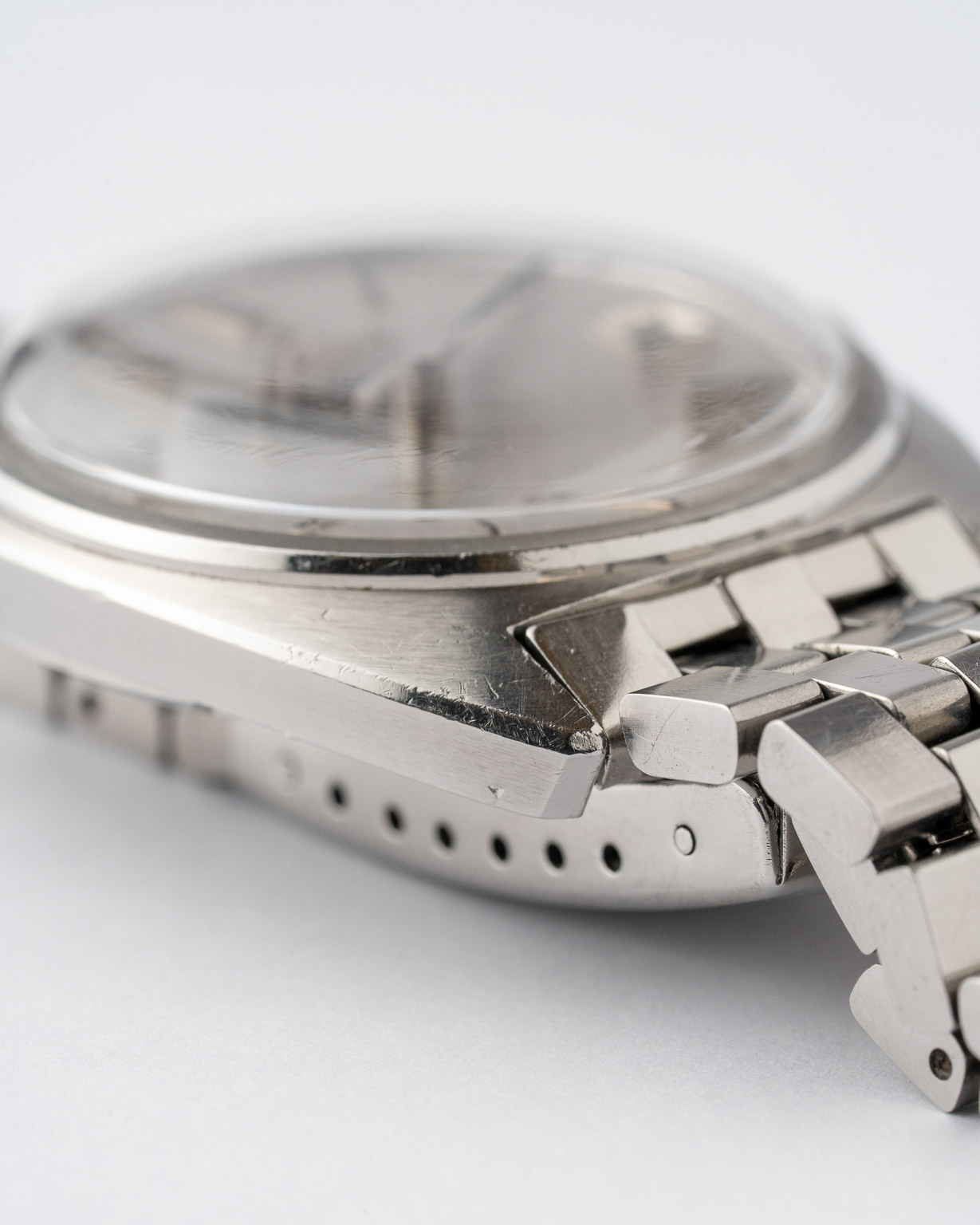 Vintage Omega Constellation C-shape date stainless steel with a grey linen dial with brick bracelet 168.017 from 1966 watch case side