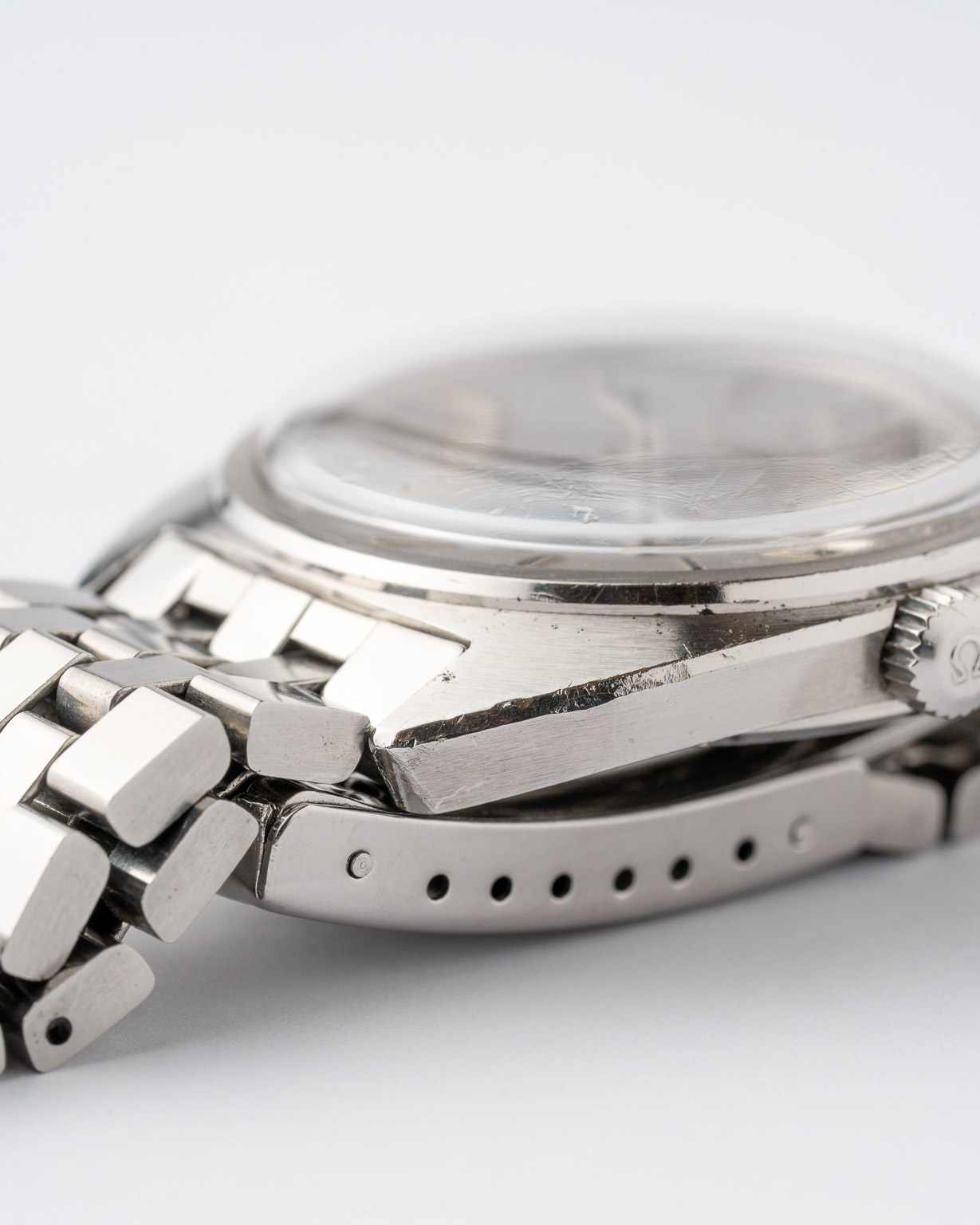 Vintage Omega Constellation C-shape date stainless steel with a grey linen dial with brick bracelet 168.017 from 1966 watch lug and crown