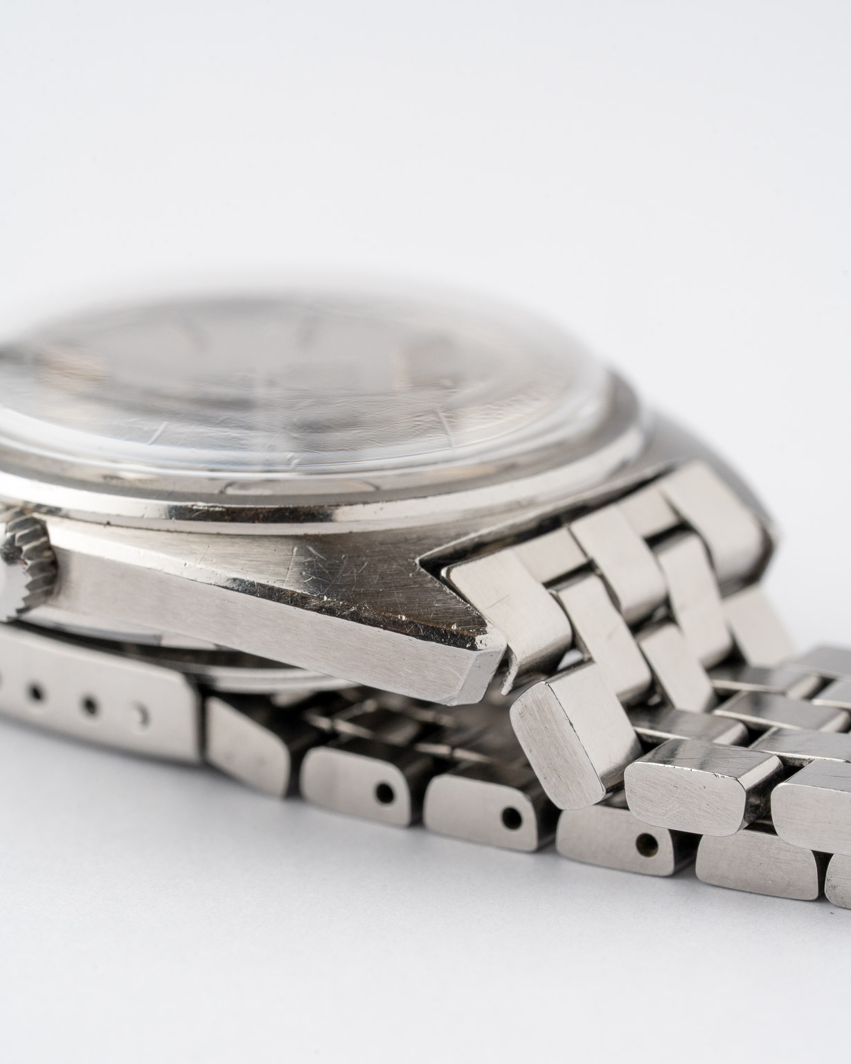 Vintage Omega Constellation C-shape date stainless steel with a grey linen dial with brick bracelet 168.017 from 1966 watch lugs