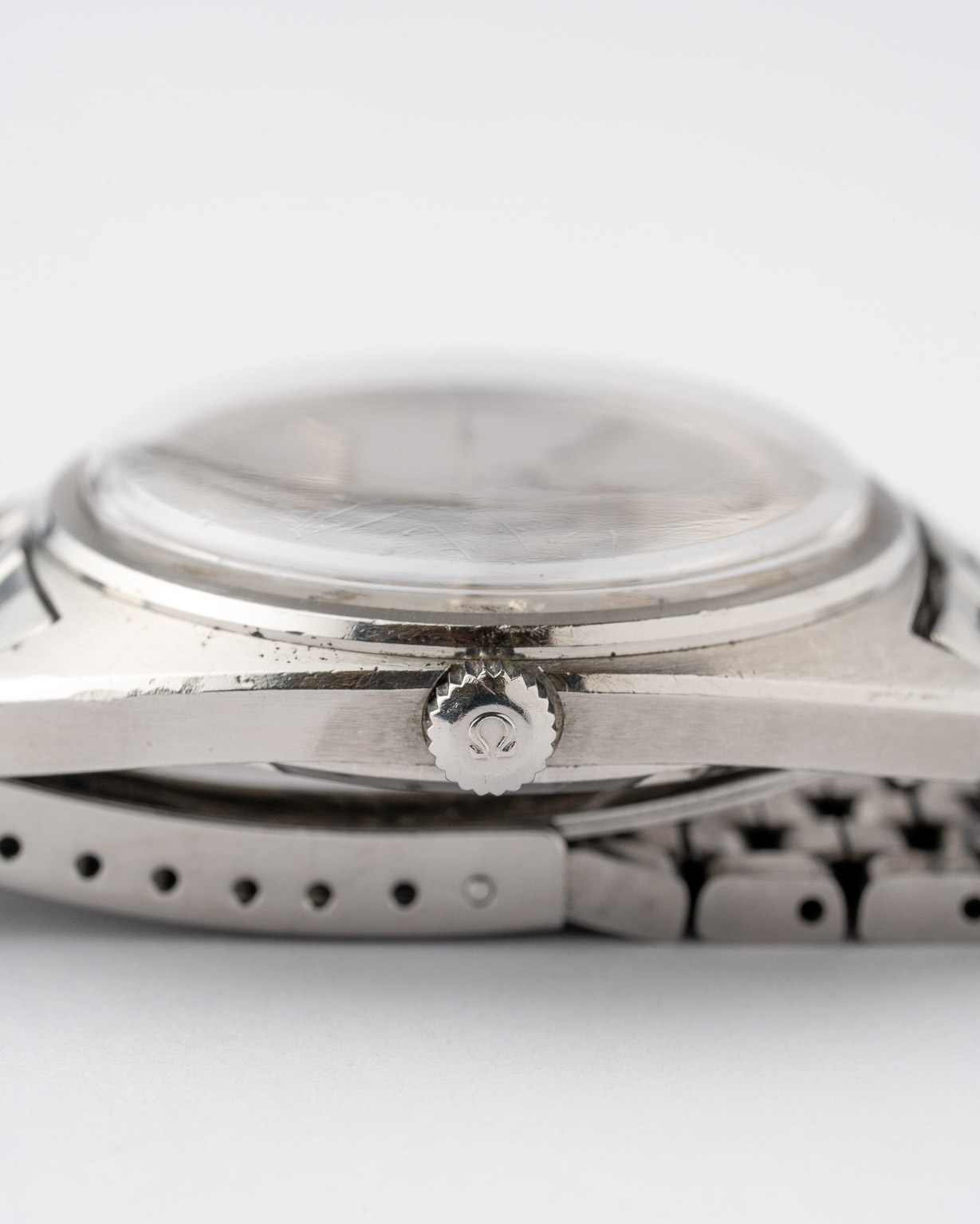 Vintage Omega Constellation C-shape date stainless steel with a grey linen dial with brick bracelet 168.017 from 1966 watch crown