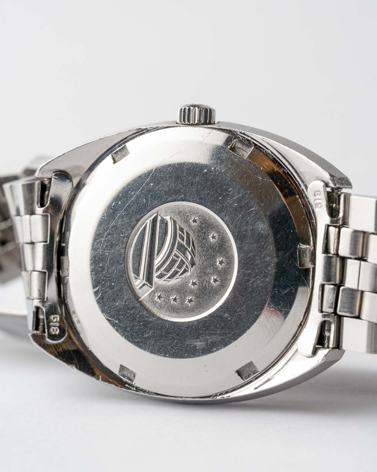 Vintage Omega Constellation C-shape date stainless steel with a grey linen dial with brick bracelet 168.017 from 1966 watch caseback