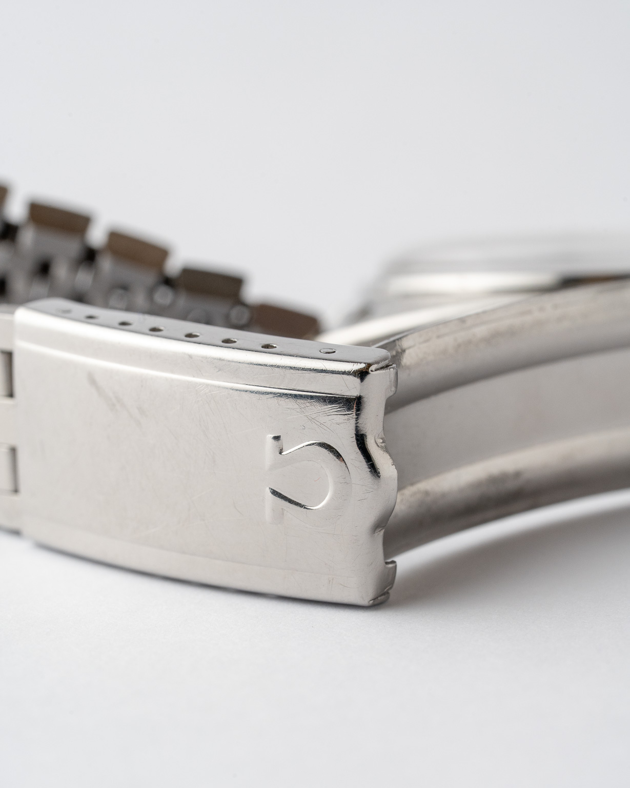 Vintage Omega Constellation C-shape date stainless steel with a grey linen dial with brick bracelet 168.017 from 1966 watch clasp logo