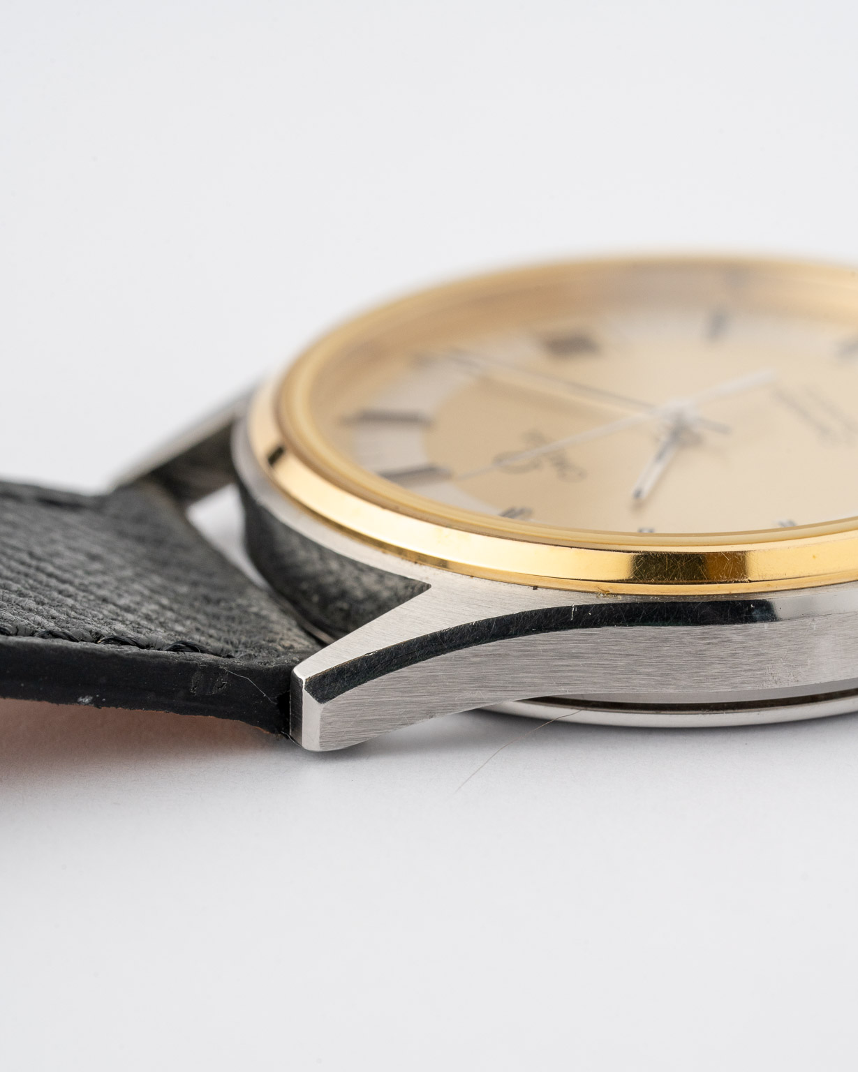 Vintage Omega Seamaster Quartz gold plated two-tone case with two-tone dial 196.0216 from 1983 watch side case