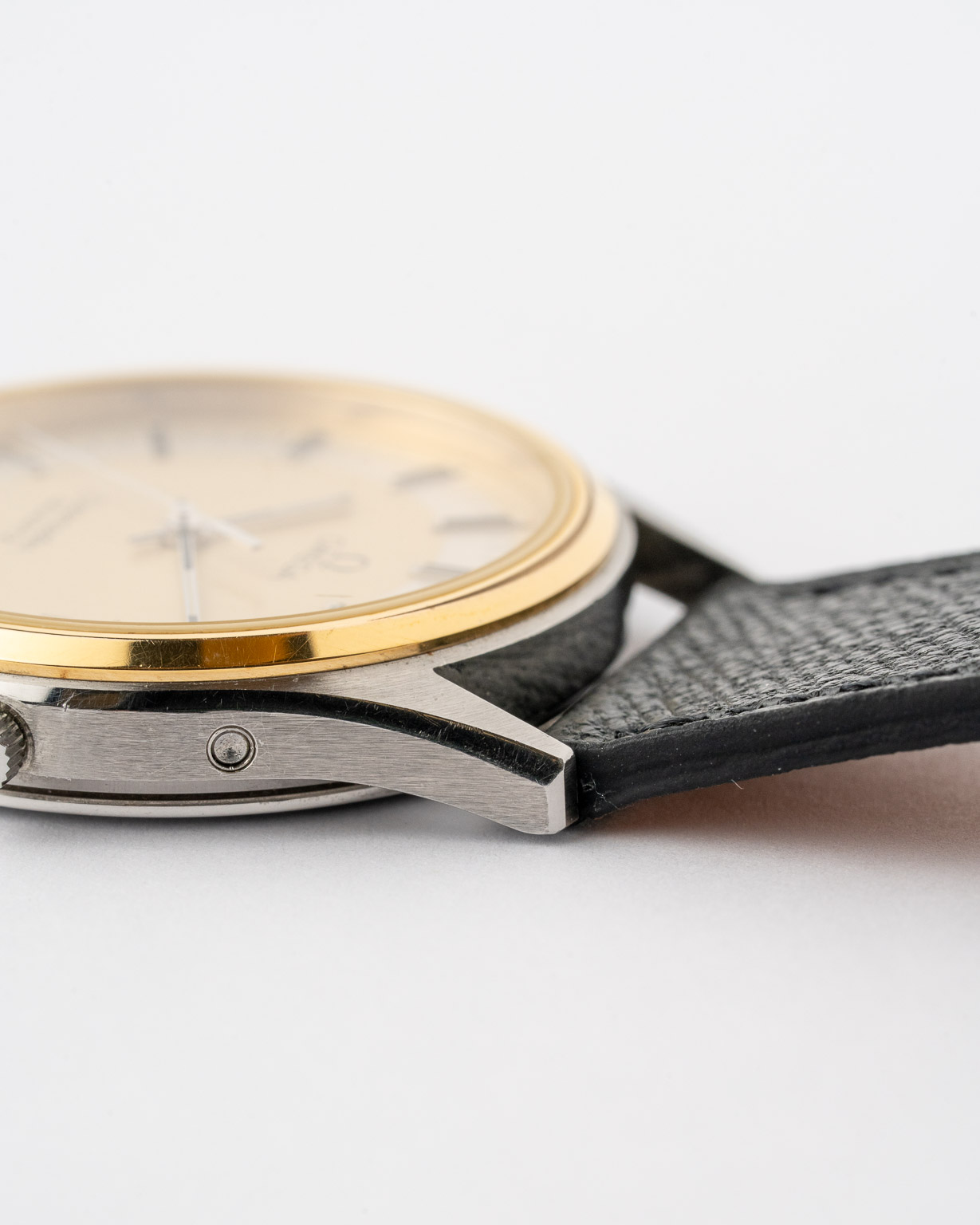 Vintage Omega Seamaster Quartz gold plated two-tone case with two-tone dial 196.0216 from 1983 watch lug