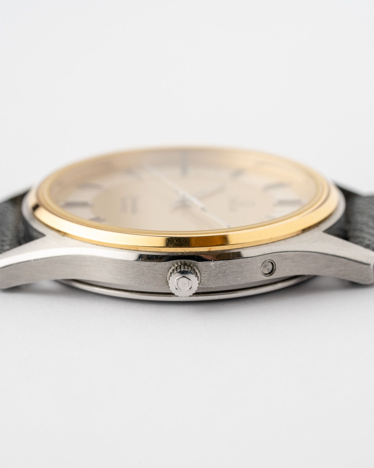 Vintage Omega Seamaster Quartz gold plated two-tone case with two-tone dial 196.0216 from 1983 watch crown