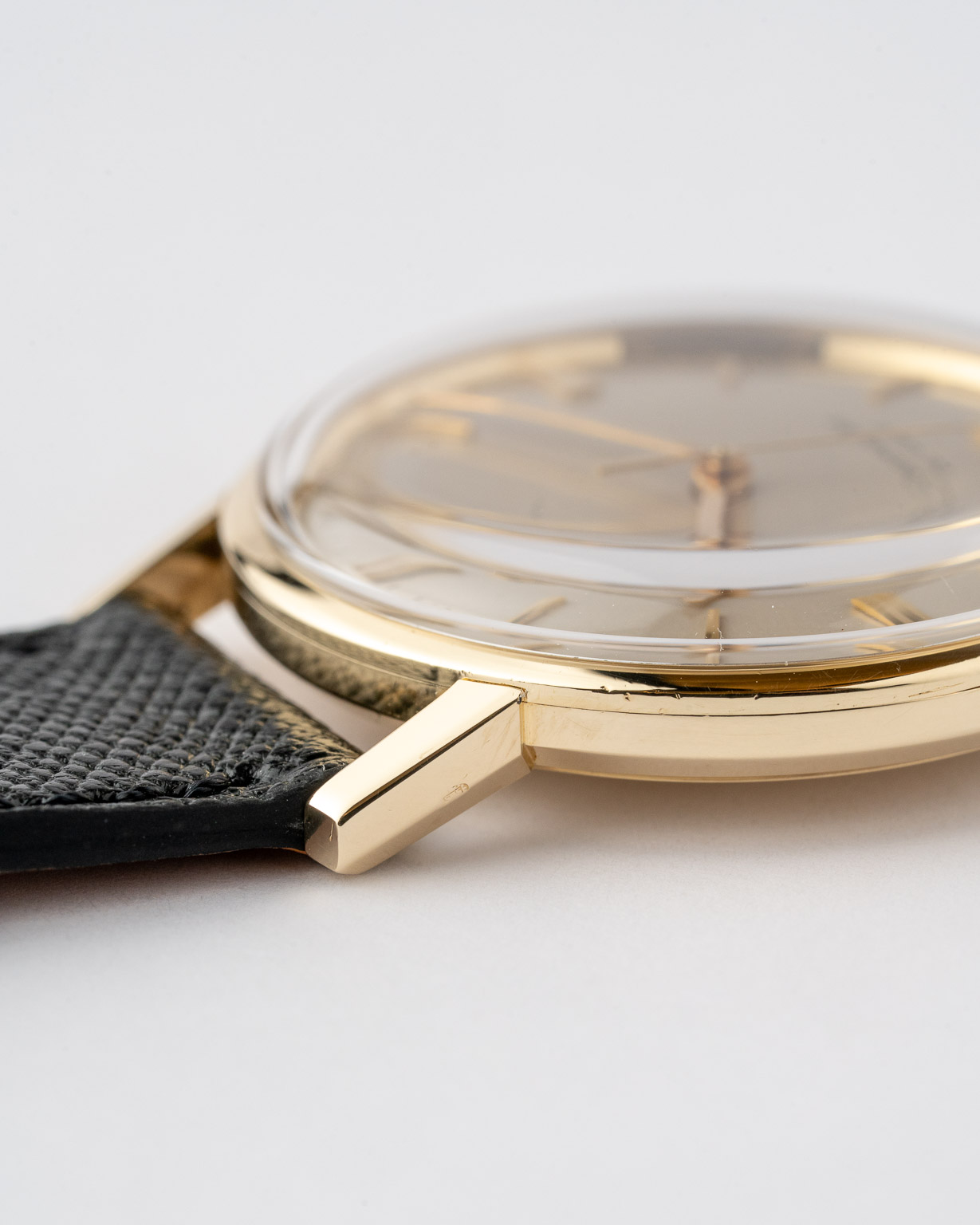 vintage omega seamaster de ville 135.020 white dial 14k case watch side