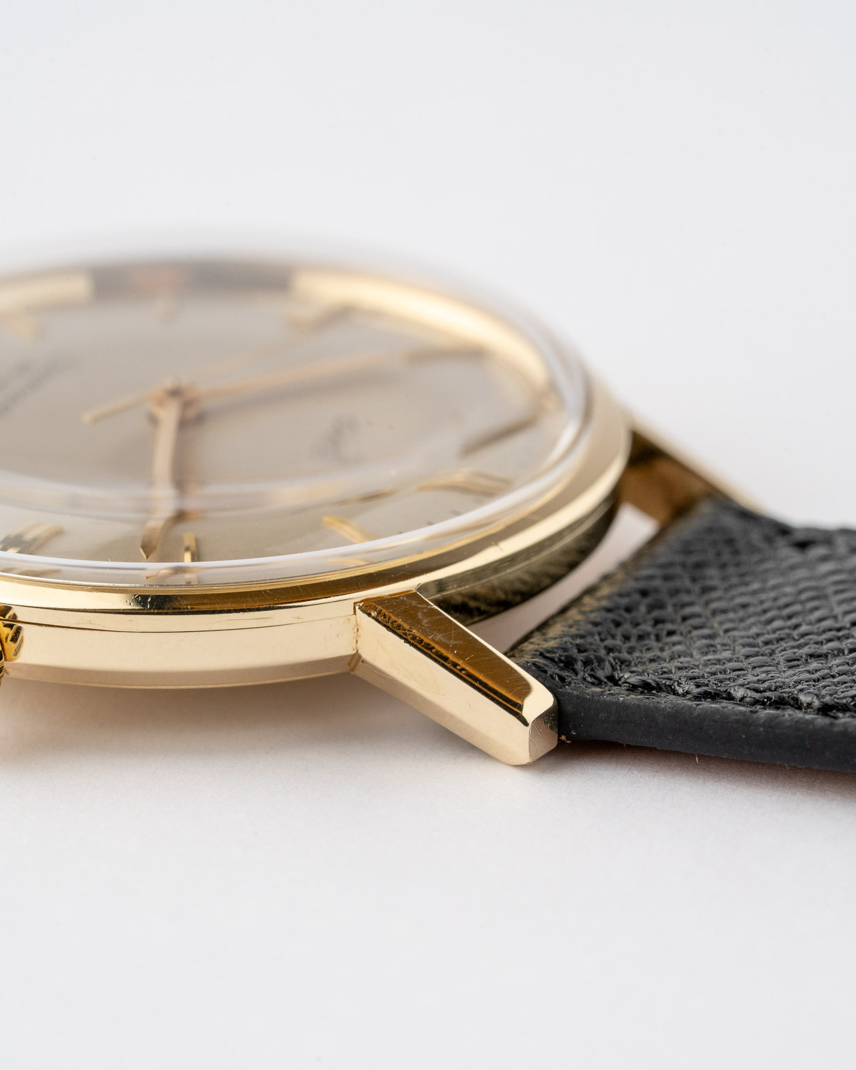 vintage omega seamaster de ville 135.020 white dial 14k case watch lug 3