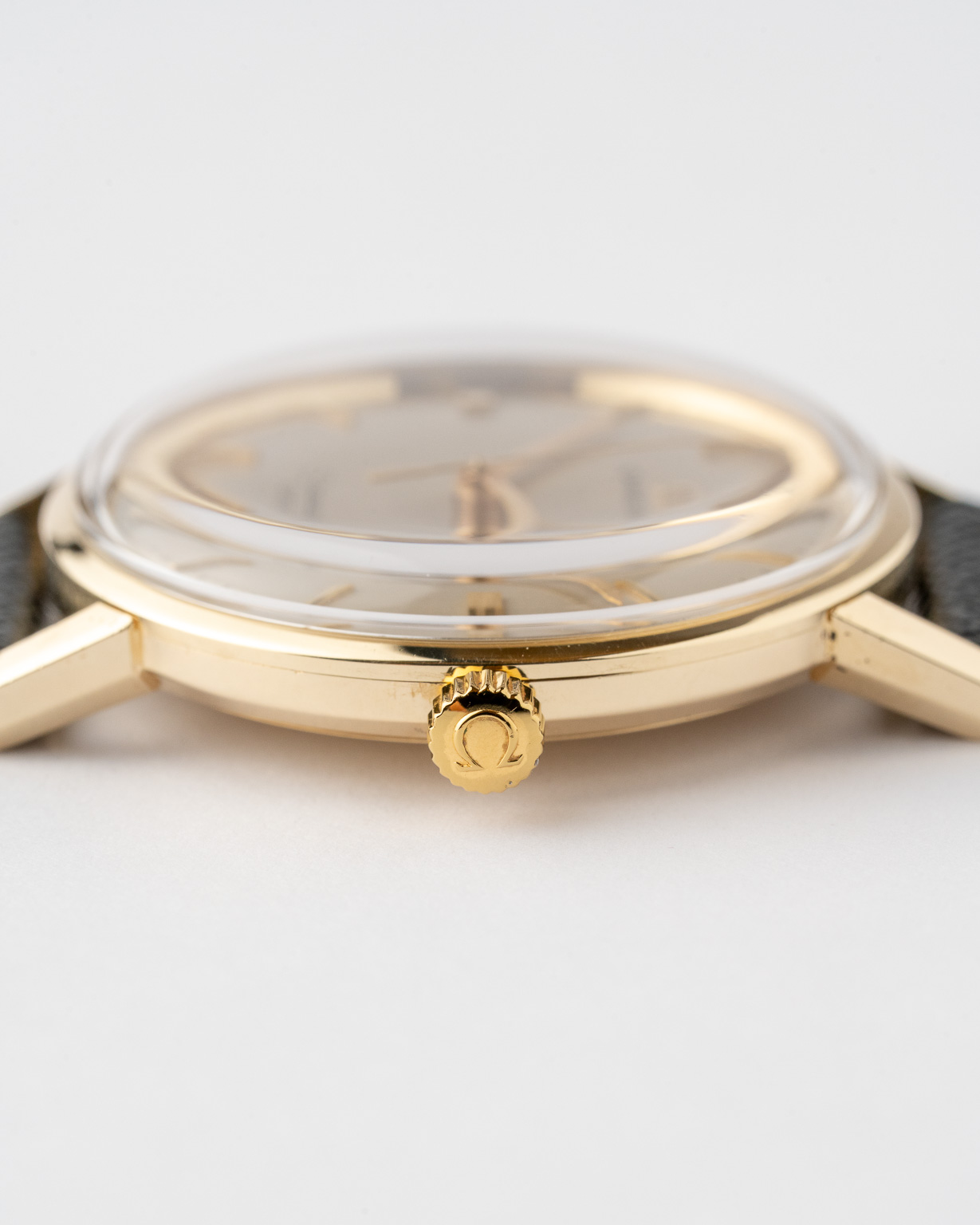 vintage omega seamaster de ville 135.020 white dial 14k case watch crown