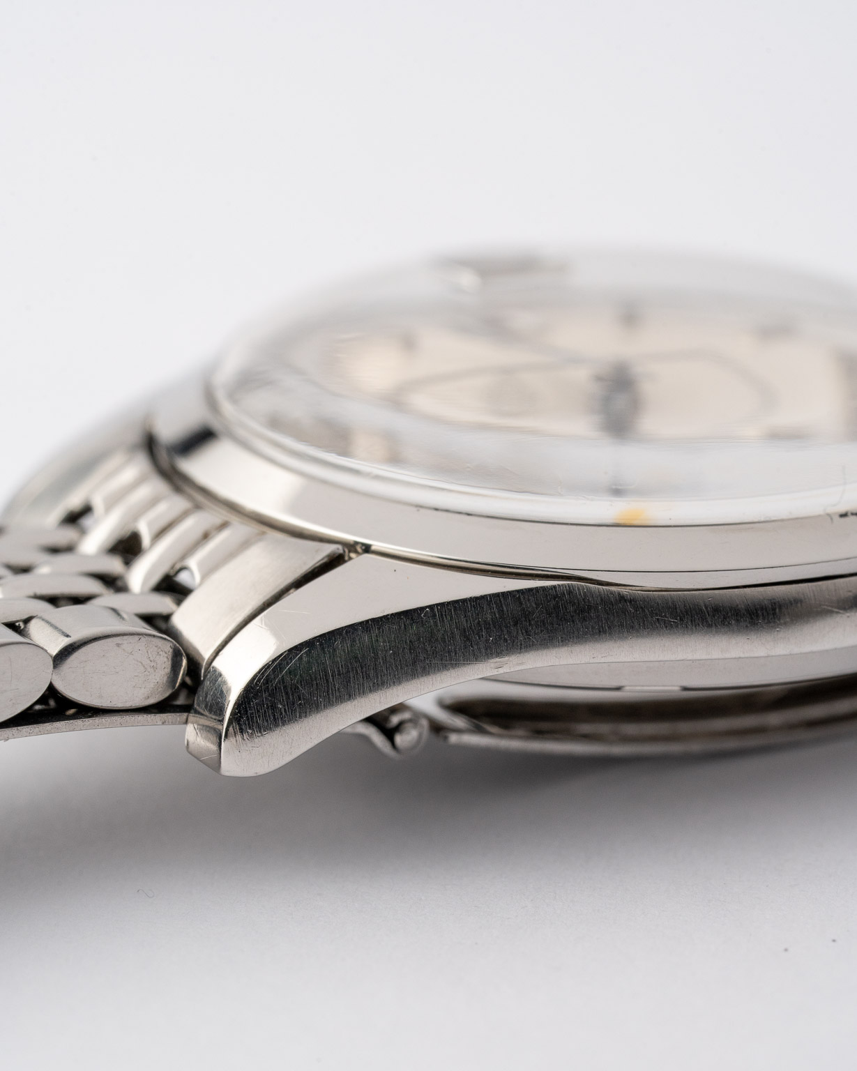 Vintage Omega Seamaster Chronometer date 166.010/168.024 from 1969 watch lug